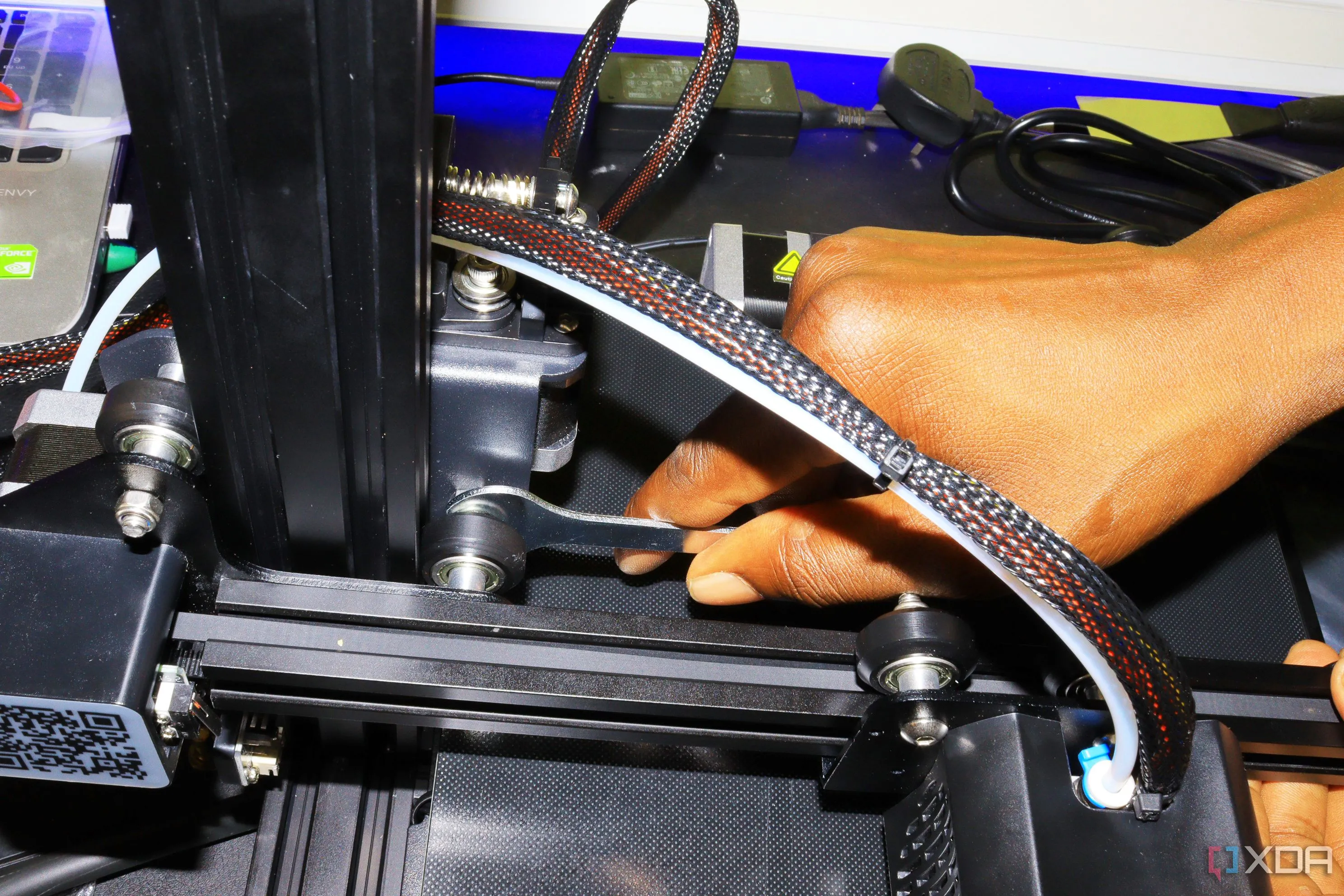 Siết ốc vít trên máy in 3D, công đoạn lắp ráp và bảo trì thiết bị
