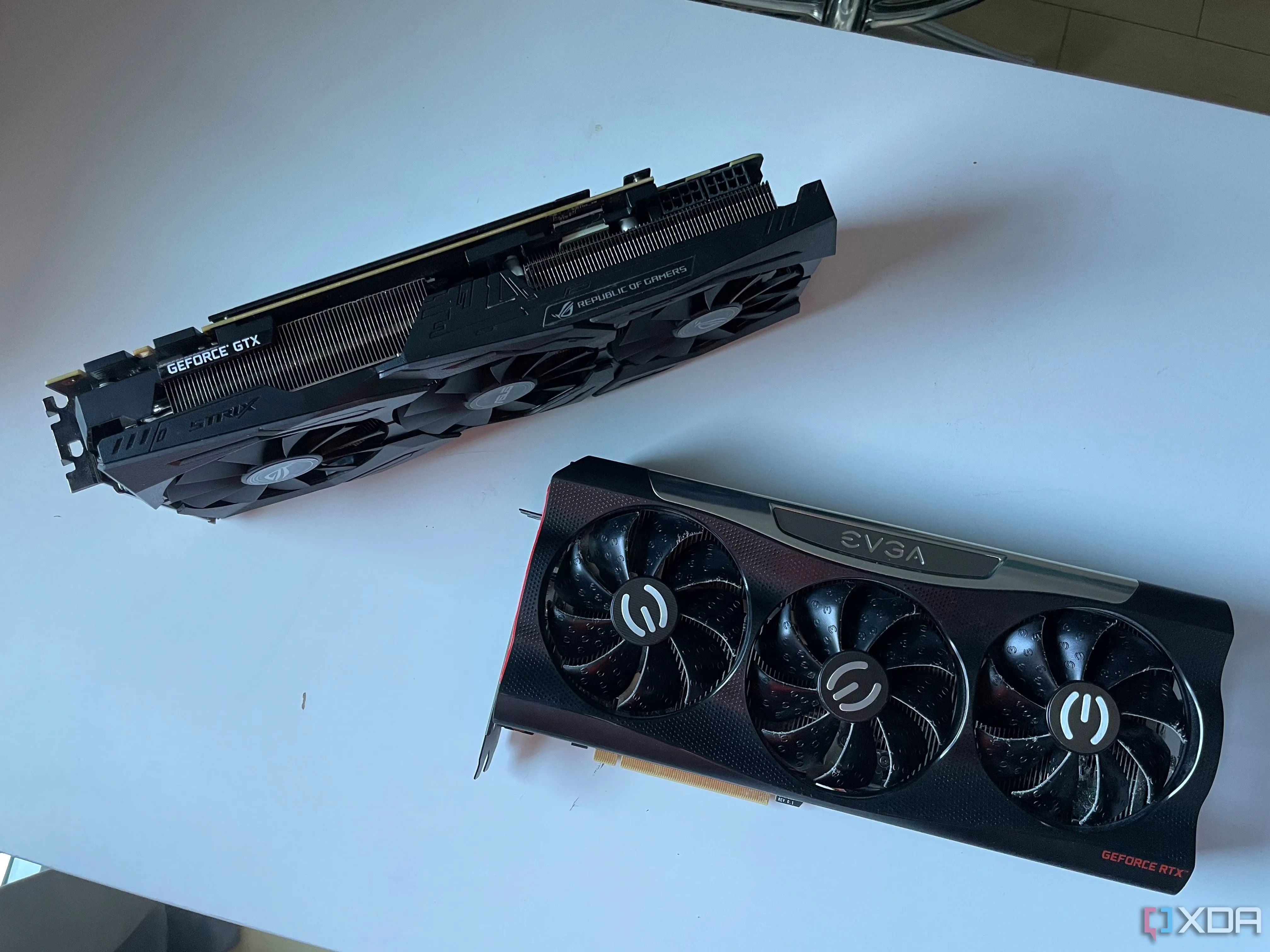So sánh card đồ họa ASUS STRIX 1080Ti và EVGA RTX 3080, minh họa sự tăng trưởng kích thước và công nghệ GPU qua các thế hệ