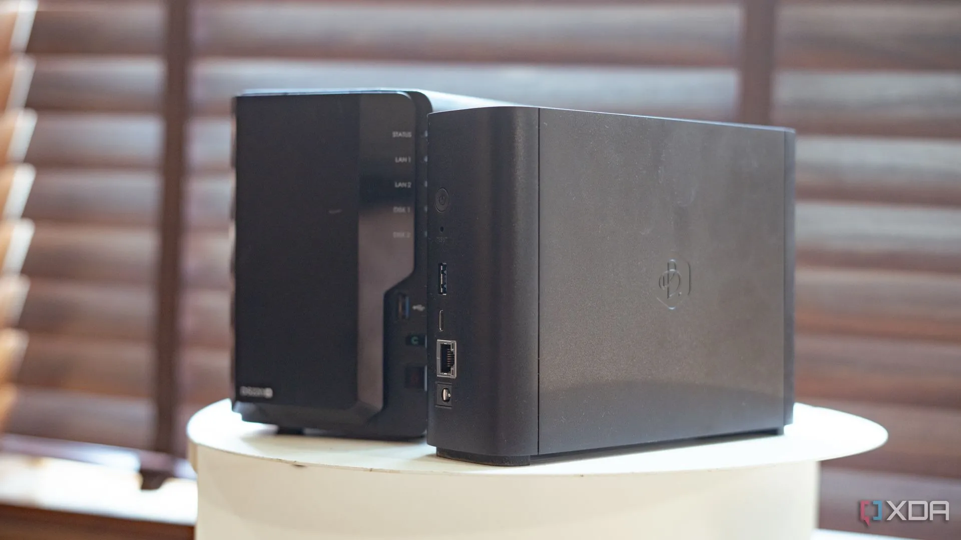 So sánh kích thước giữa Synology BeeStation và ổ cứng NAS đặt trên bàn, minh họa khả năng lưu trữ tại nhà.