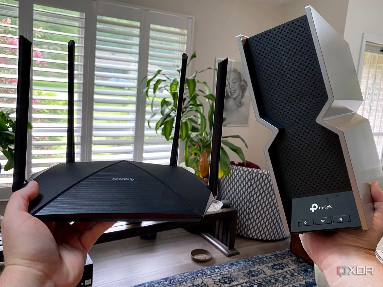 So sánh kích thước router Wi-Fi 6E Speedefy KX450 và router Wi-Fi 7 TP-Link Archer BE800 trên tay người dùng