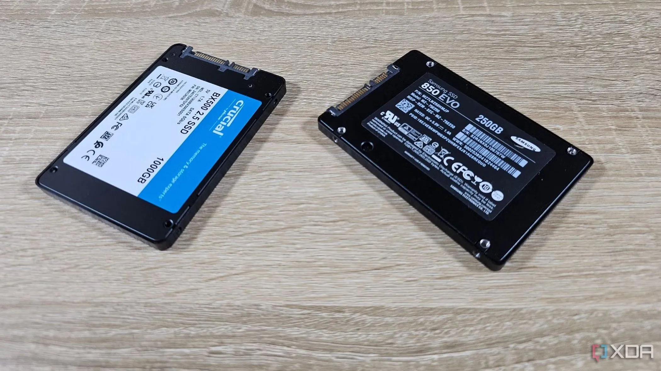 So sánh kích thước và giao diện giữa hai ổ cứng SSD SATA và NVMe M.2 trên bàn