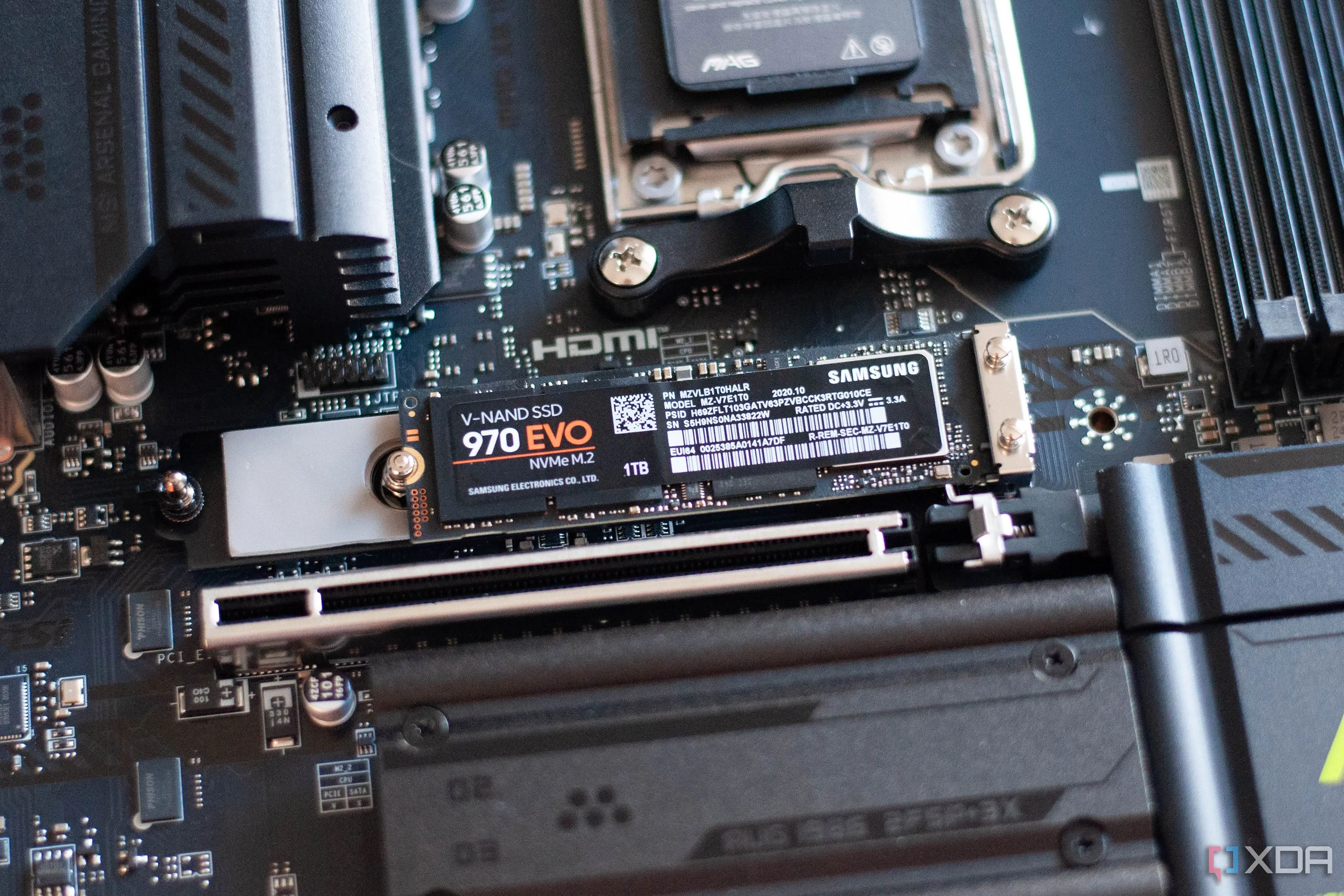 SSD được gắn trên bo mạch chủ MSI MAG X870E Tomahawk Wifi, minh họa quá trình quản lý và tối ưu tuổi thọ SSD