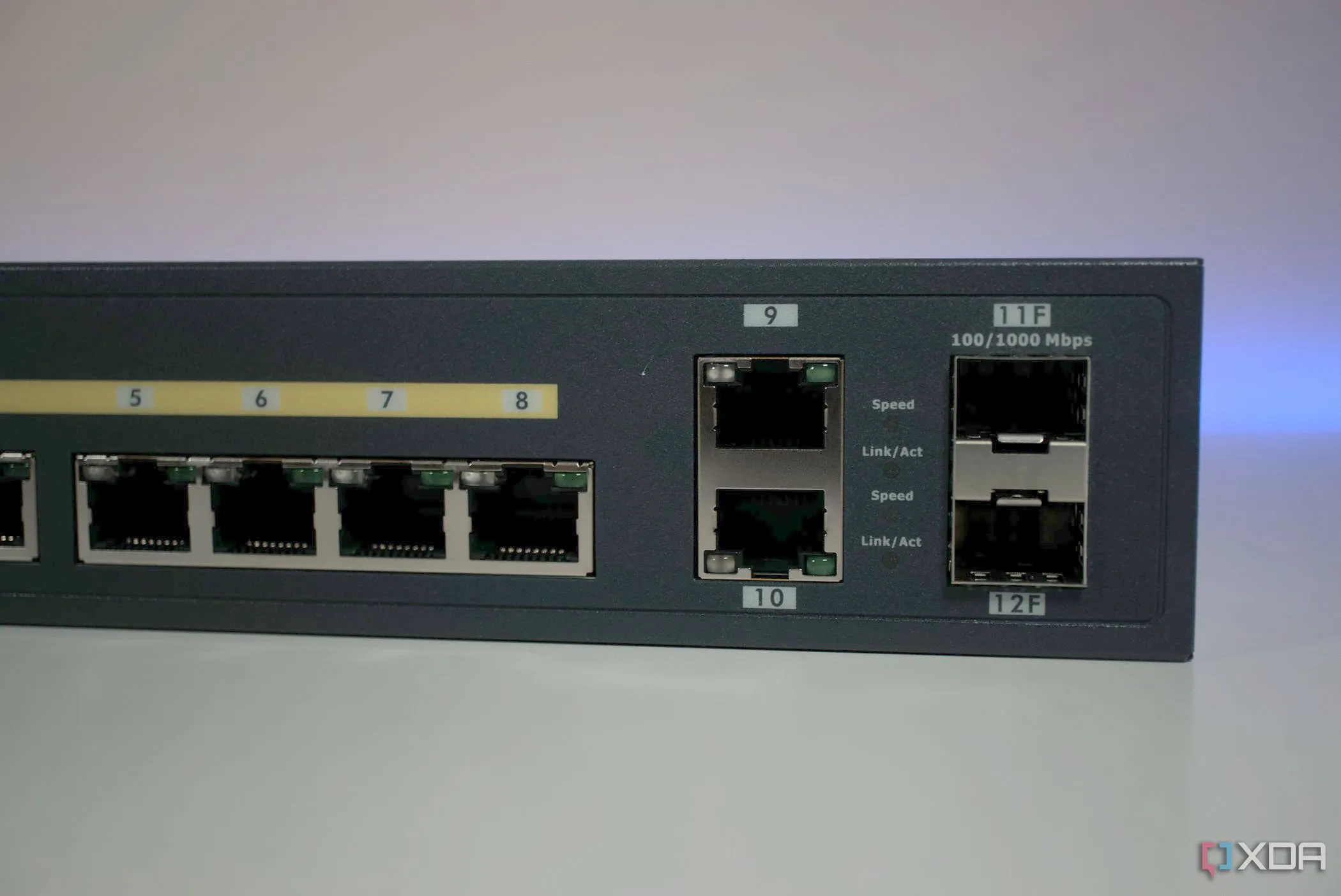 Switch EnGenius ECS112FP với các cổng uplink, cho phép người dùng tìm hiểu quản lý mạng
