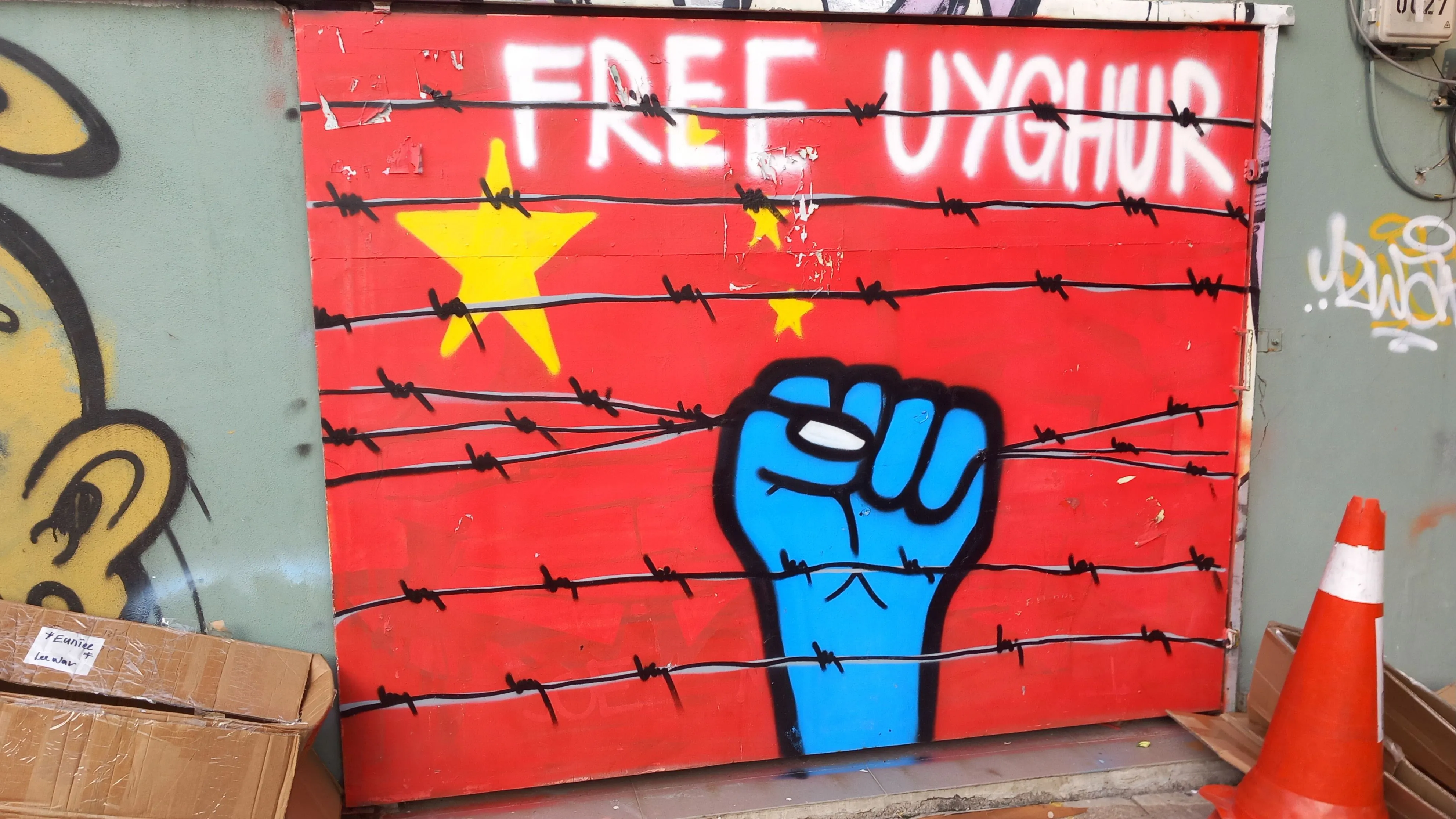 Tác phẩm nghệ thuật với dòng chữ &quot;Free Uyghur&quot; (Tự do cho người Duy Ngô Nhĩ) và hình ảnh biểu tượng