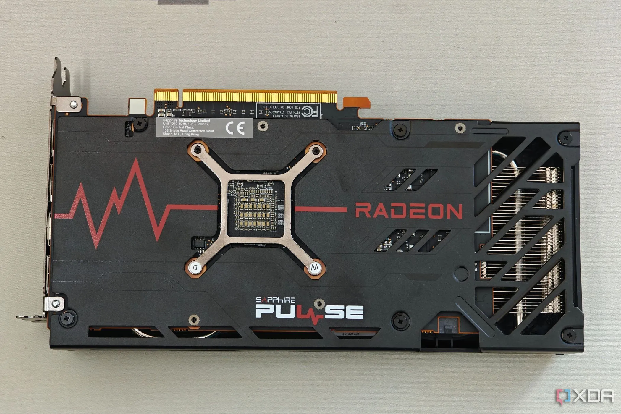 Tấm backplate nhựa của card đồ họa AMD Radeon RX 7600 Pulse OC, thể hiện vấn đề tản nhiệt.
