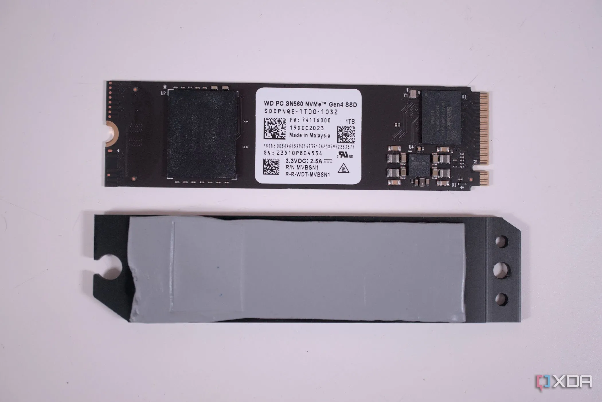 Tản nhiệt cho ổ cứng SSD M.2 được gắn trên bo mạch chủ của máy tính nhỏ gọn MSI Cubi NUC 1M
