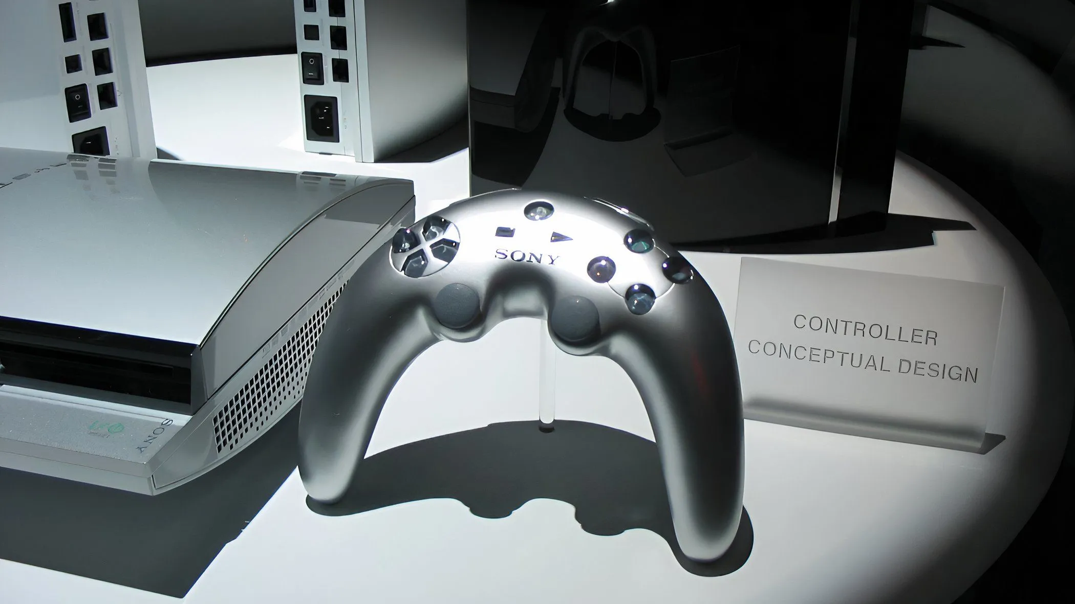 Tay cầm điều khiển PlayStation Boomerang màu bạc với thiết kế độc đáo từ năm 2005