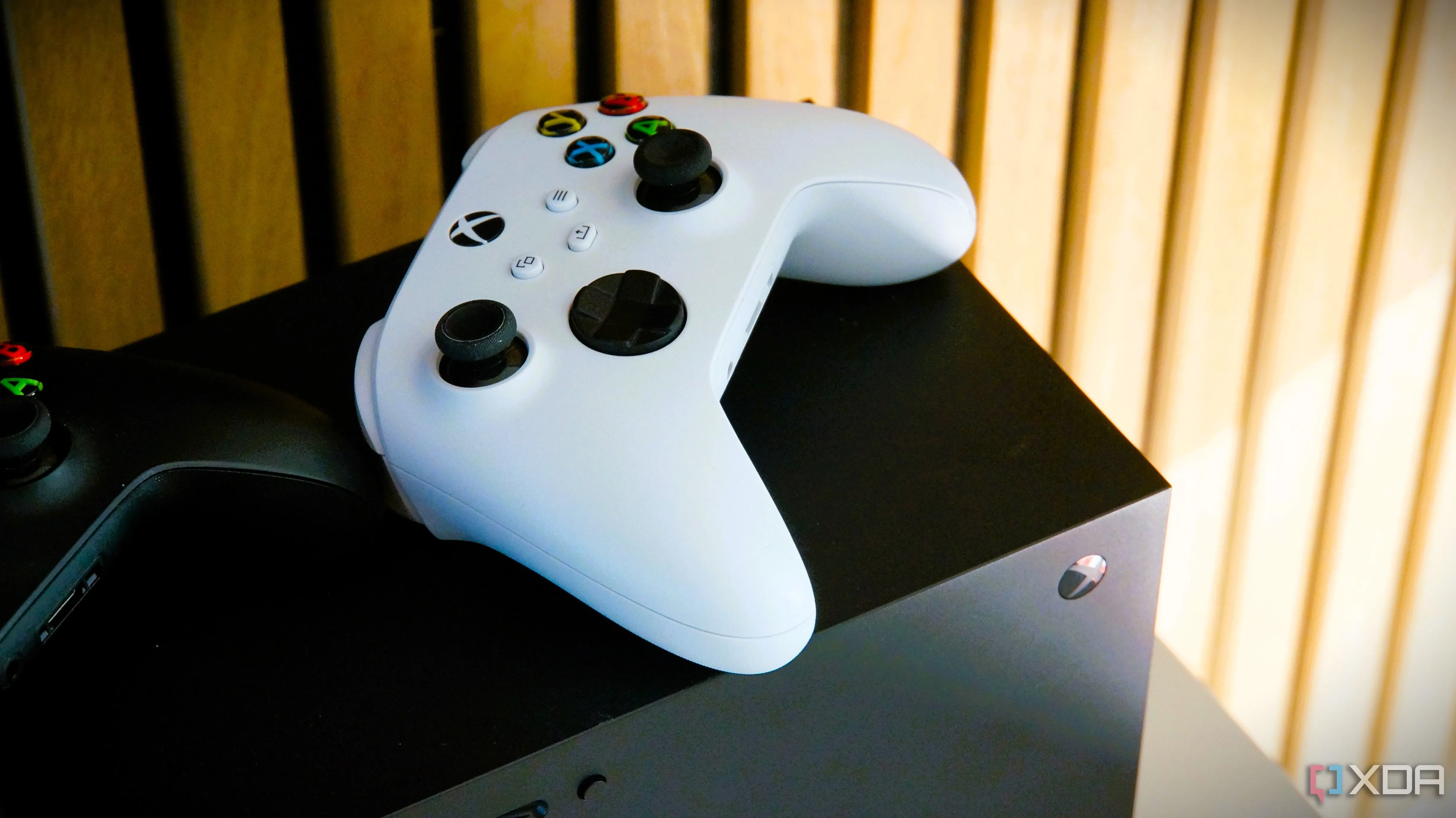 Tay cầm Xbox Series X trên thân máy console, tượng trưng cho trải nghiệm chơi game console ngày càng hấp dẫn