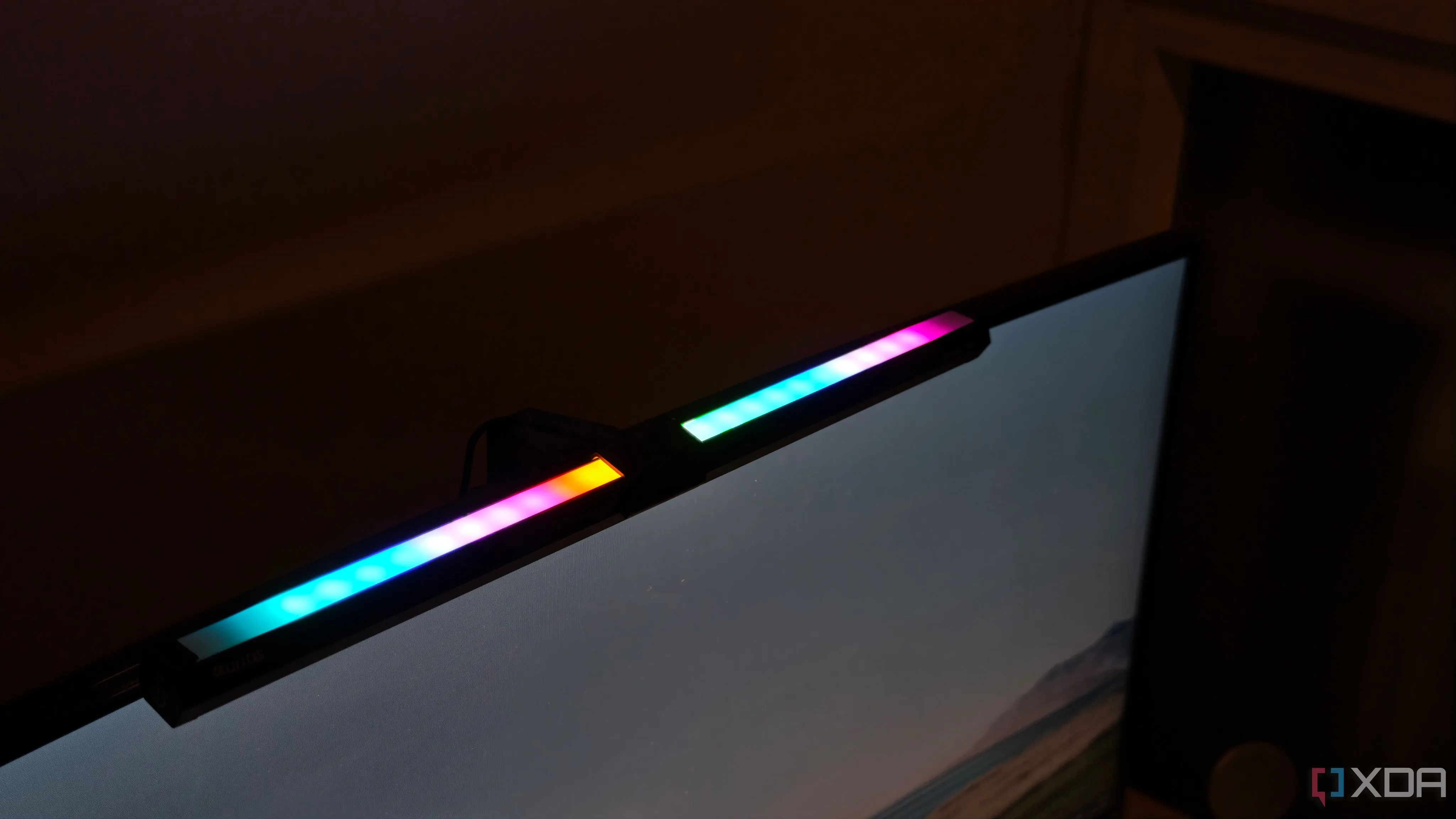 Thanh đèn màn hình Quntis với dải đèn RGB phía sau tạo hiệu ứng ánh sáng môi trường đẹp mắt