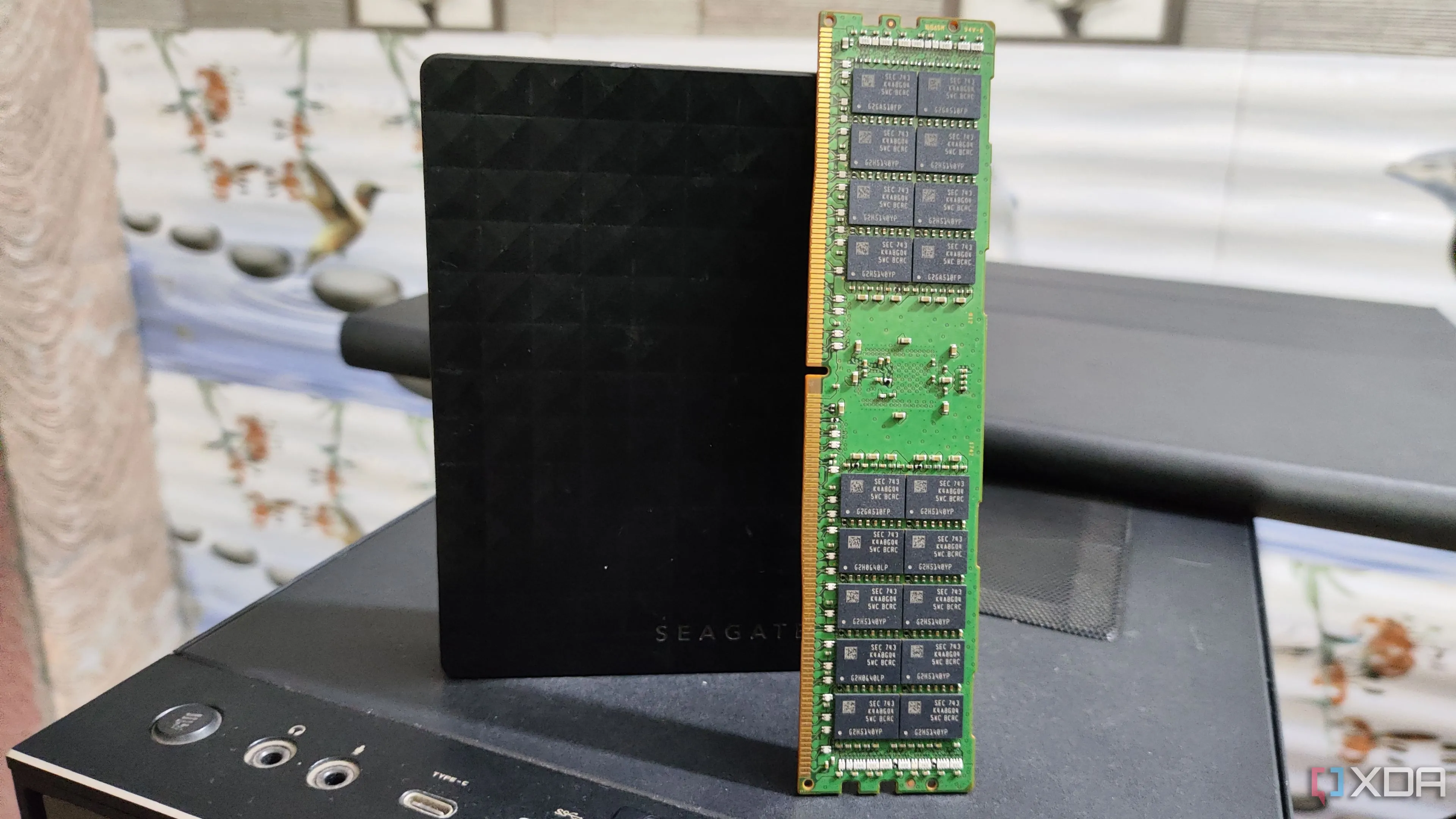 Thanh RAM ECC đặt trên ổ cứng HDD ngoài Seagate 2TB, nhấn mạnh tầm quan trọng của tính ổn định khi vận hành các dịch vụ Home Lab liên tục