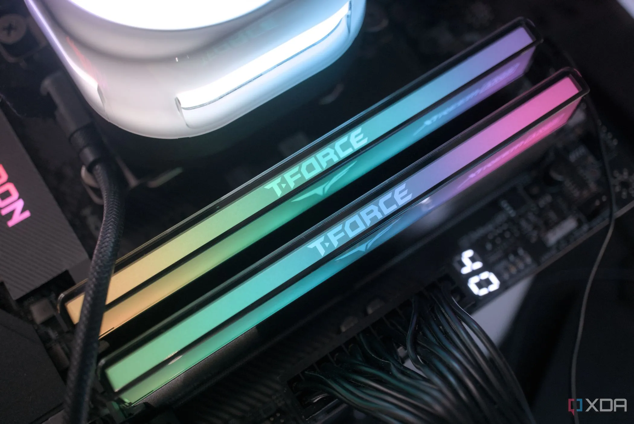 Thanh RAM TeamGroup T-FORCE XTREE ARGB DDR5 được lắp đặt, thể hiện sự phát triển của công nghệ bộ nhớ so với DDR4 AM4