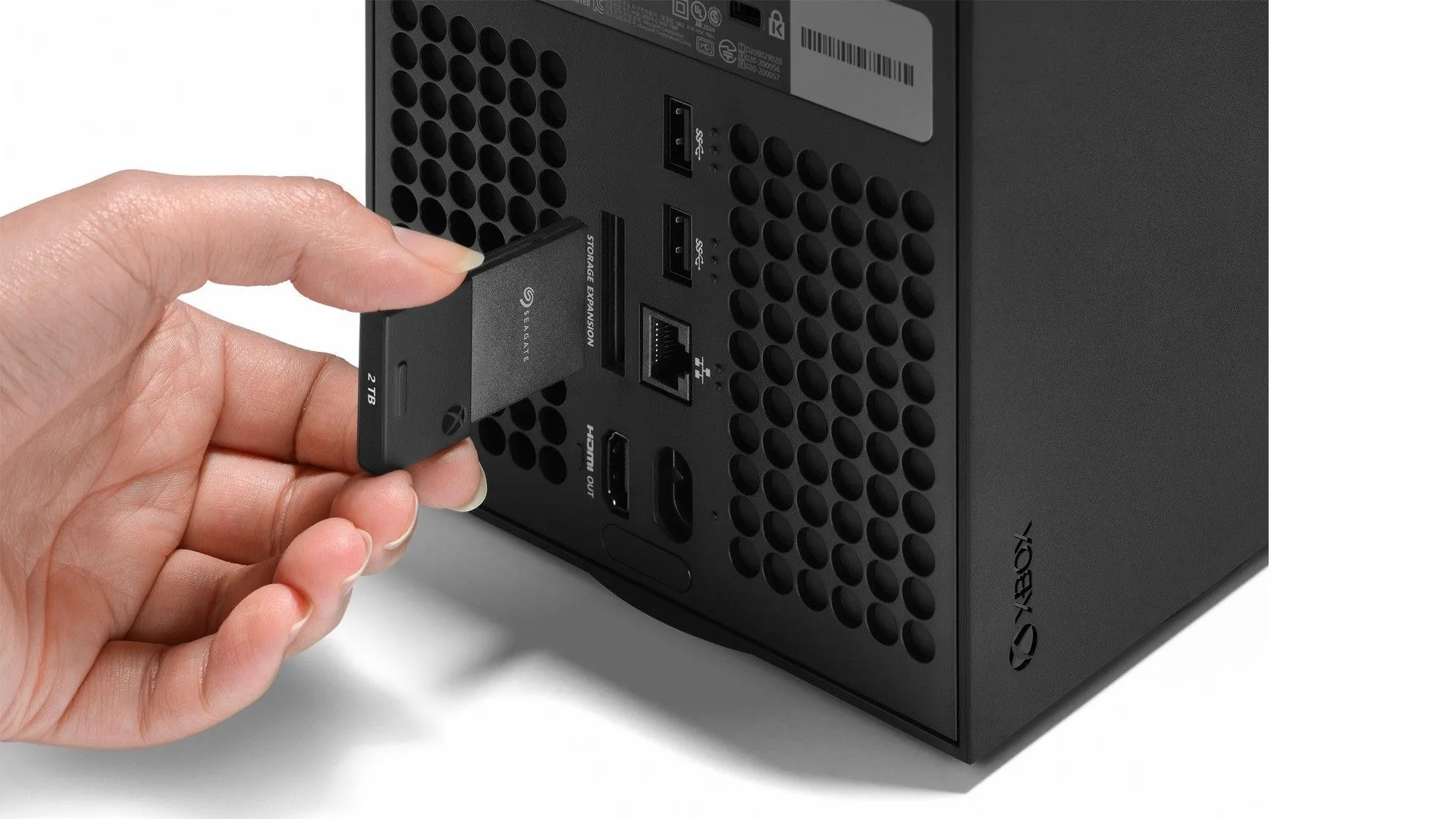 Thẻ SSD mở rộng chuyên dụng được cắm vào mặt sau console Xbox Series X, minh họa cách tăng dung lượng lưu trữ