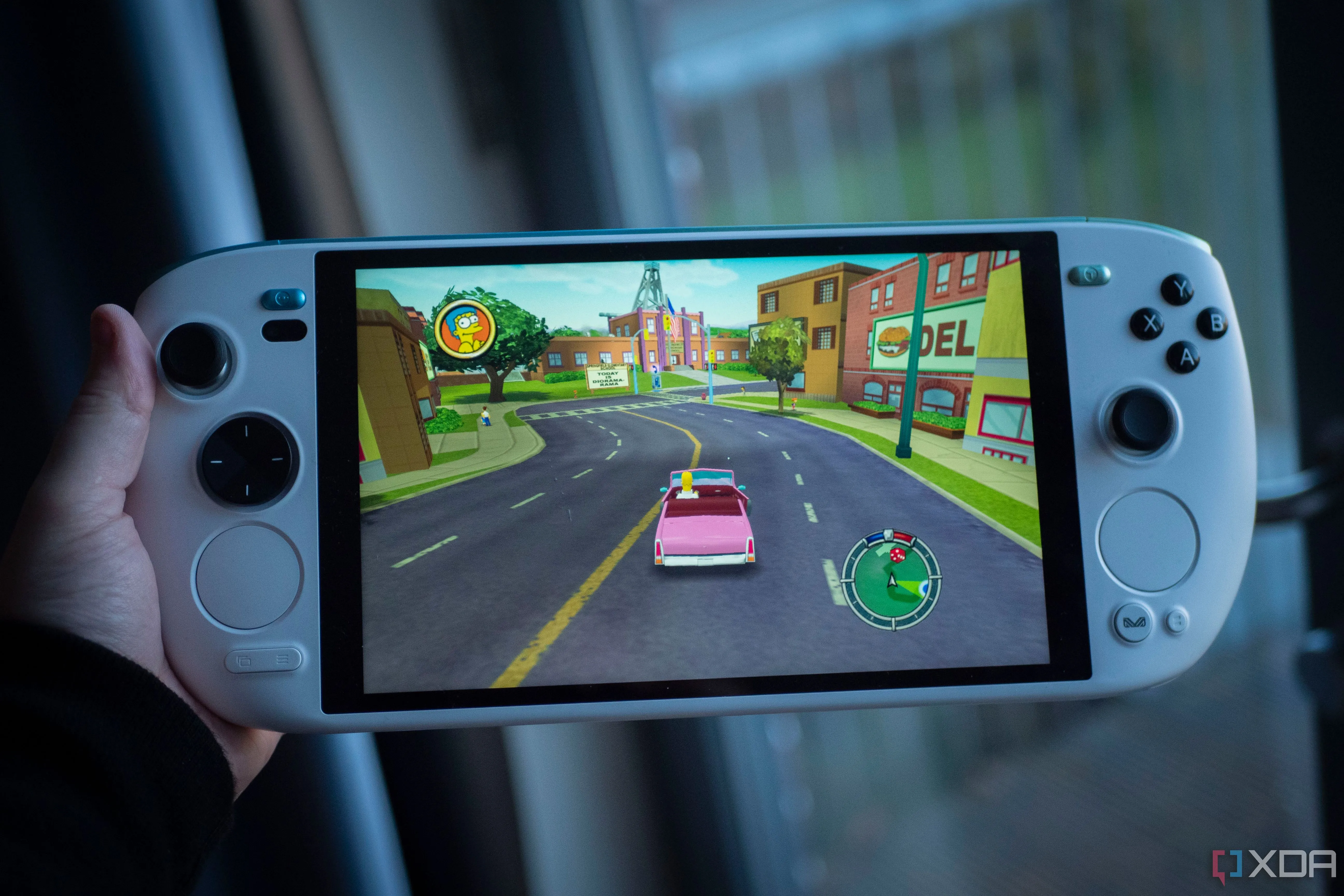 Thiết bị cầm tay Ayaneo Kun đang chạy tựa game The Simpsons Hit &amp; Run, minh họa trải nghiệm game cổ điển trên phần cứng hiện đại
