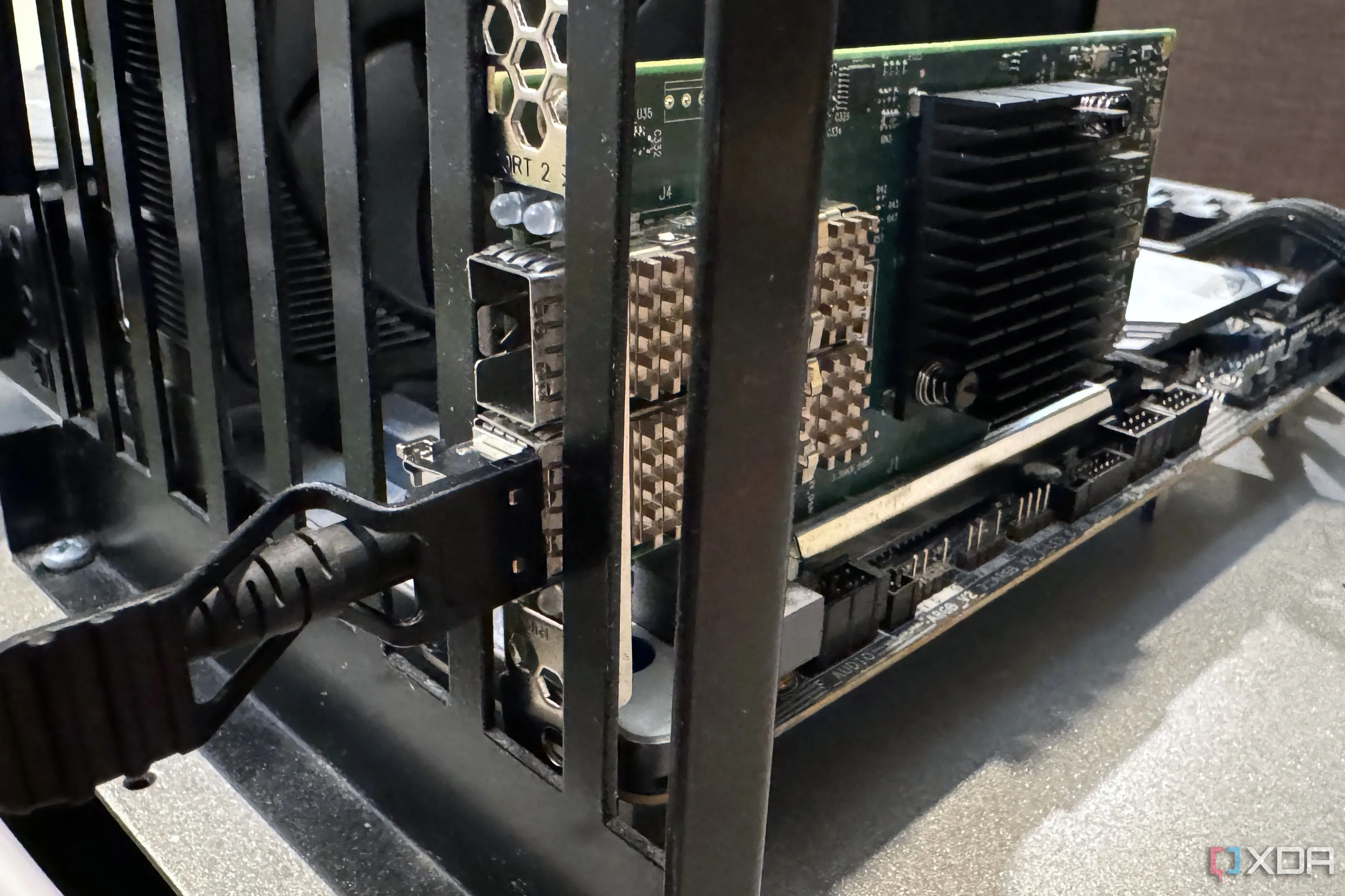 Thiết bị card mạng và DAC quang minh họa vai trò của kết nối có dây trong hệ thống mạng tốc độ cao