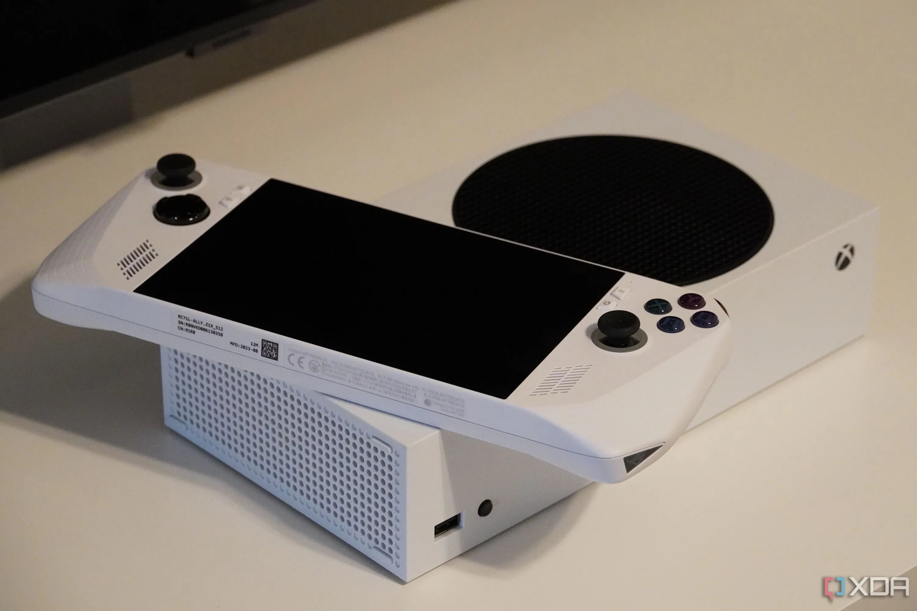 Thiết bị chơi game cầm tay ROG Ally đặt trên máy Xbox Series S, thể hiện sự mở rộng nền tảng chơi game của Microsoft.