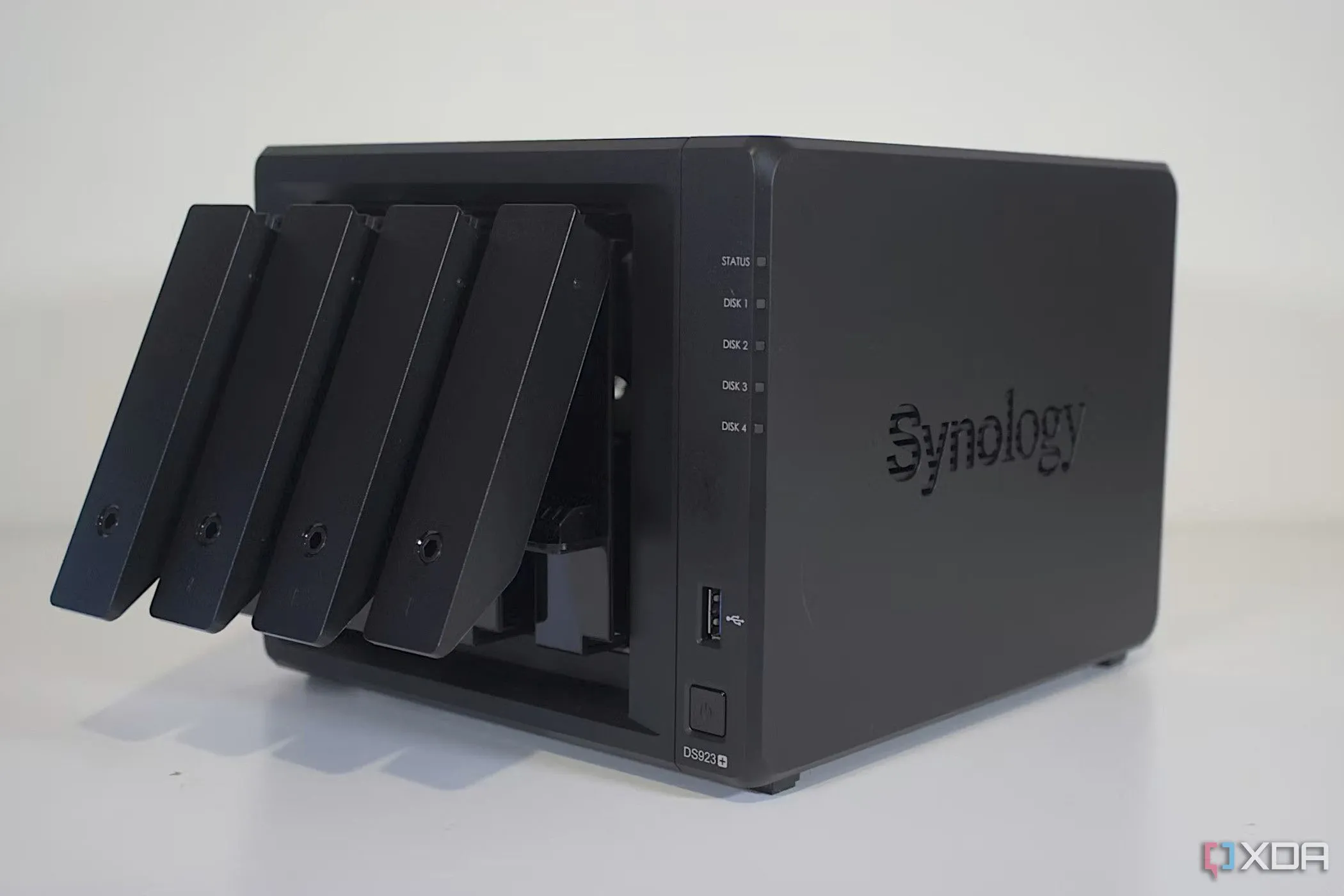 Thiết bị lưu trữ mạng Synology DiskStation DS923+ màu đen, một mẫu NAS phổ biến cho các giải pháp tự host và home lab