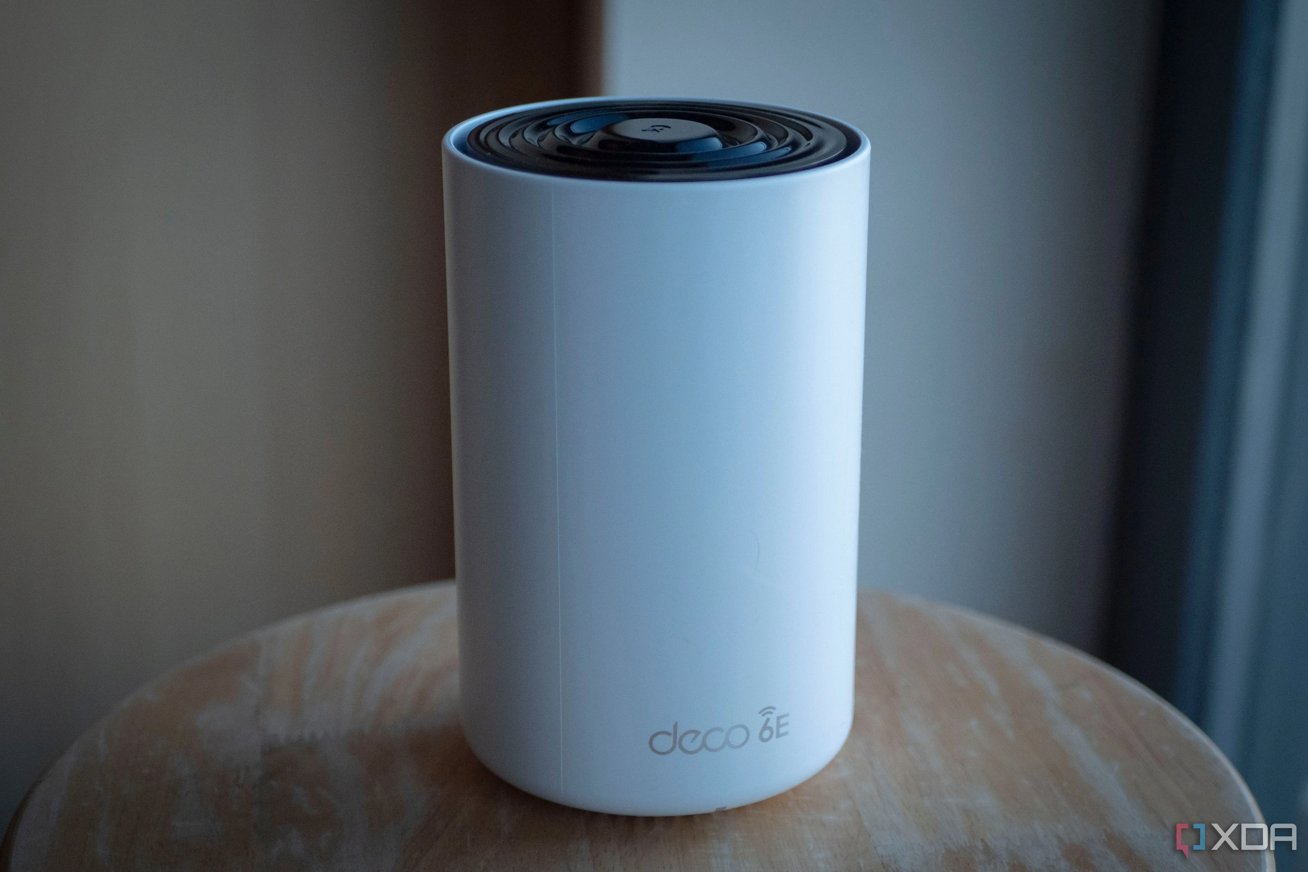 Thiết bị Mesh Wi-Fi TP-Link Deco XE75 màu trắng với logo Deco 6E, thể hiện công nghệ Wi-Fi 6E