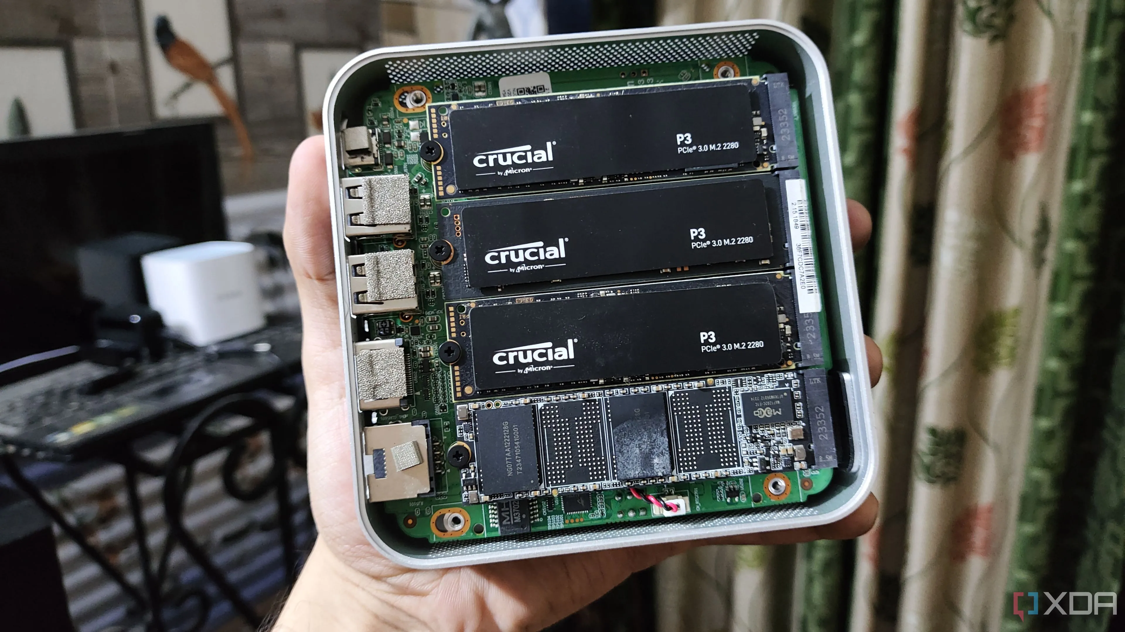 Thiết bị NAS Aiffro với bốn ổ SSD