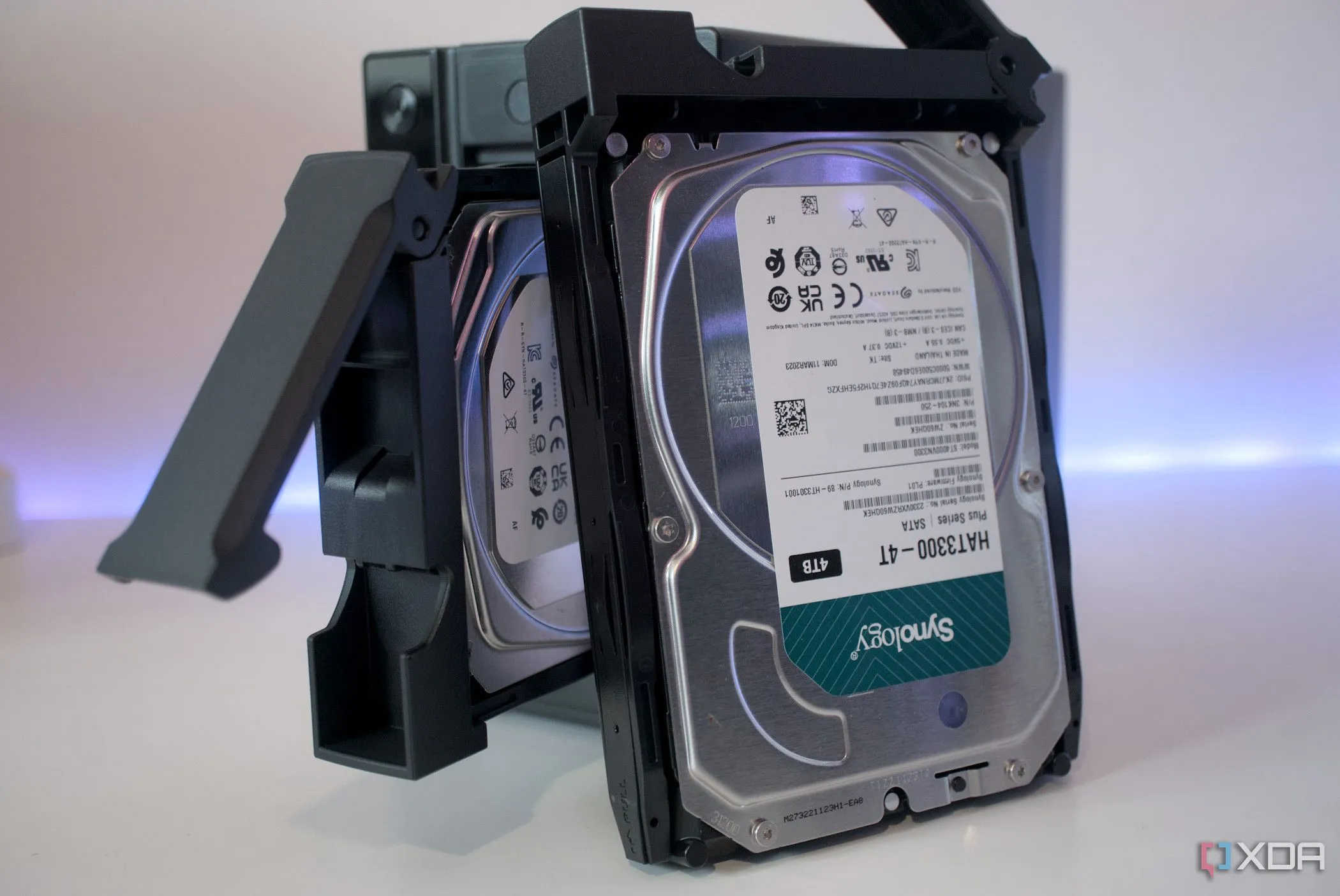 Thiết bị NAS Asustor Drivestor 2 Pro Gen2 với các khay ổ đĩa, minh họa giải pháp lưu trữ an toàn chống lại ransomware
