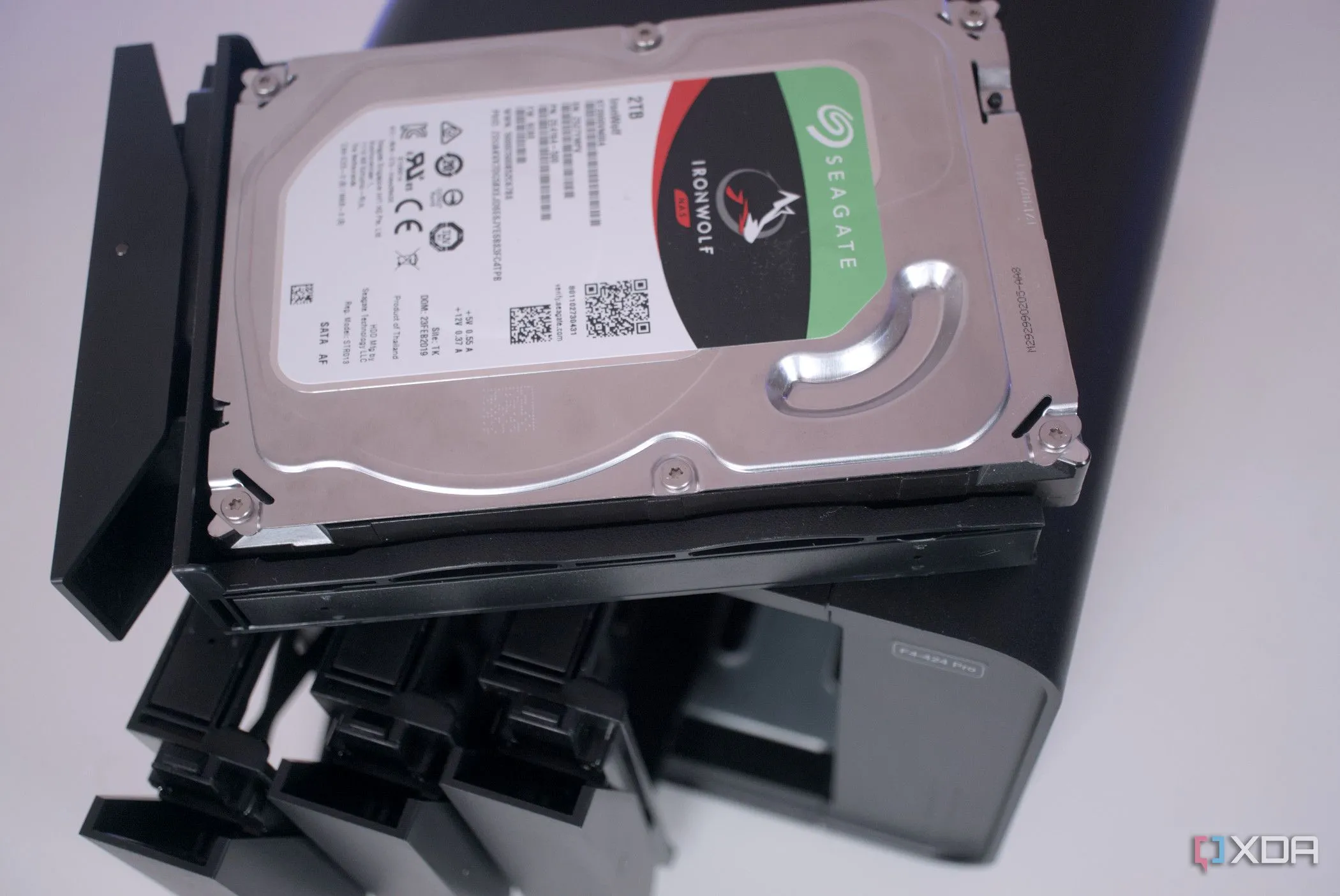Thiết bị NAS TerraMaster F4-424 Pro với ổ cứng HDD, giải pháp thay thế hiệu quả cho lưu trữ đám mây.
