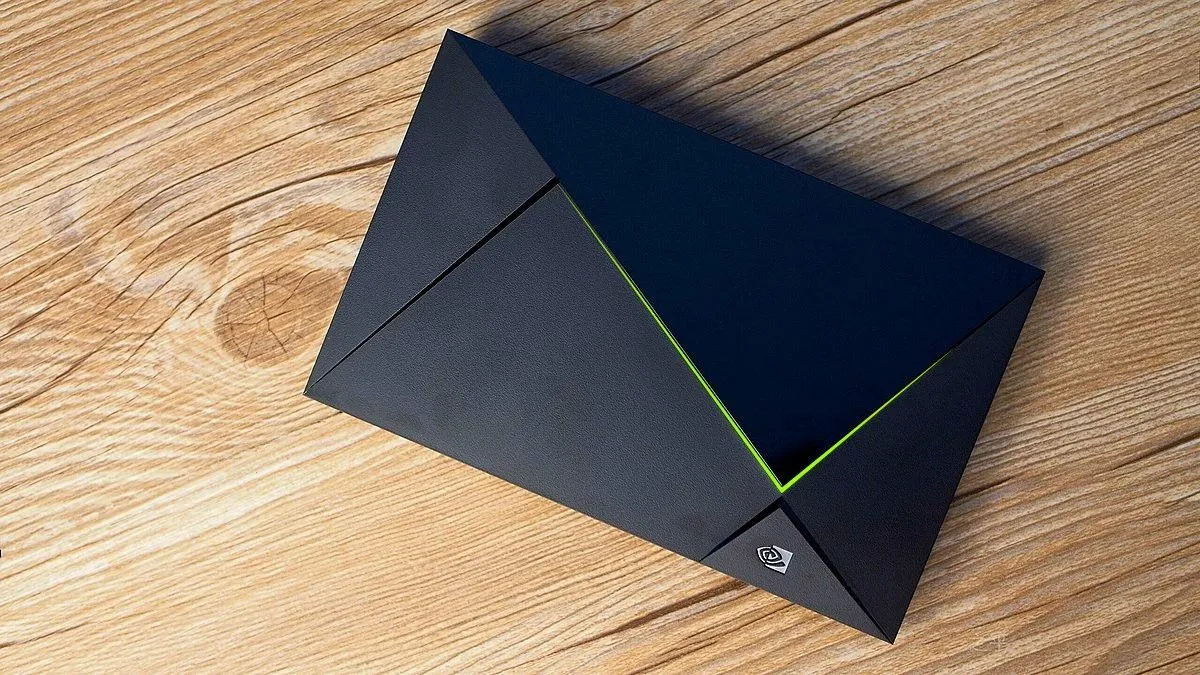 Thiết bị Nvidia Shield TV trên bề mặt gỗ, liên quan đến các lựa chọn thay thế hoặc thiết bị chơi game khác ngoài Nintendo Switch 2