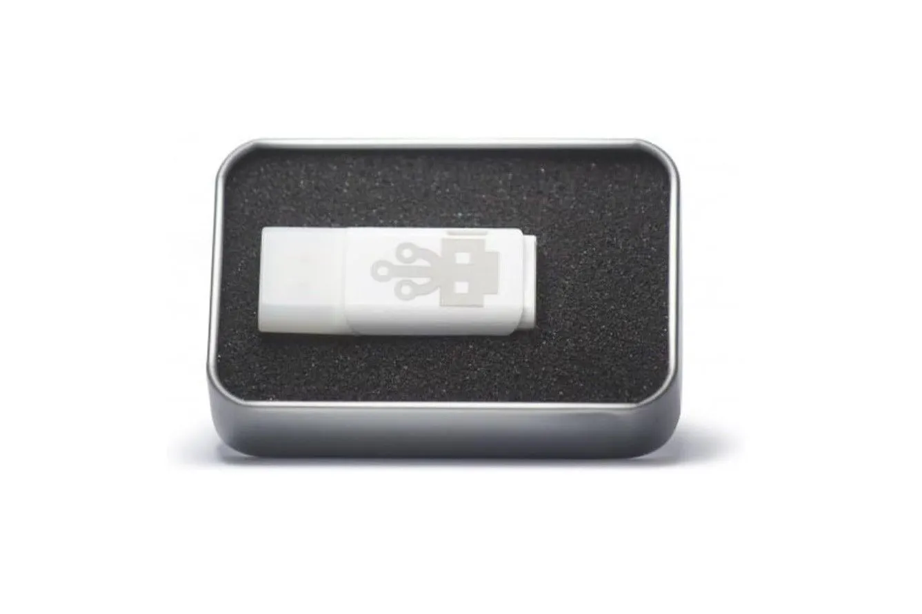 Thiết bị USB Killer Pro màu trắng đặt trên hộp màu đen, một công cụ chuyên dụng để kiểm tra khả năng chống chịu xung điện của cổng USB và phần cứng máy tính.