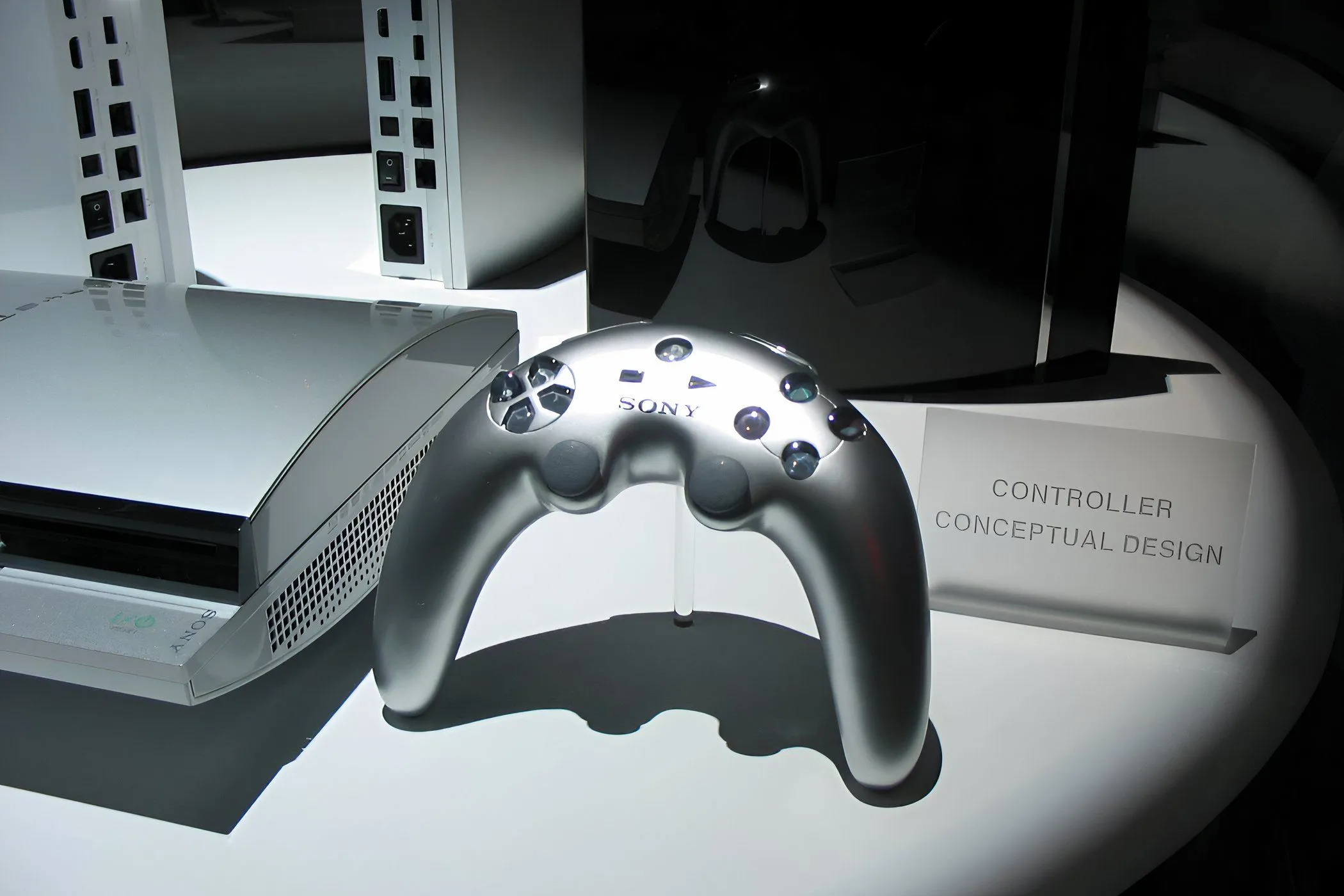 Thiết kế nguyên mẫu tay cầm DualShock 3 hình boomerang màu bạc từ năm 2005, từng gây tranh cãi về tính thực dụng.