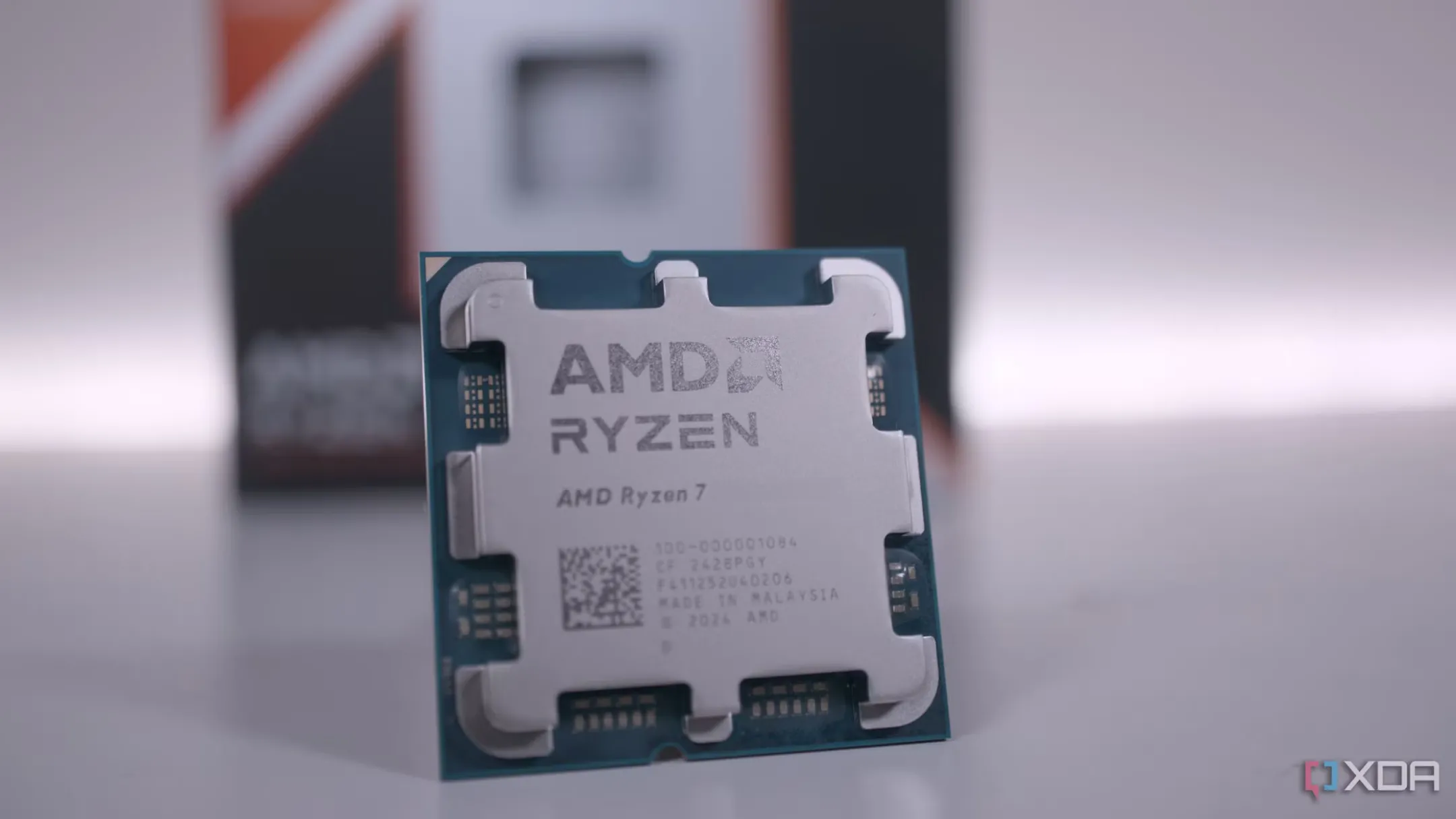 Thiết kế và logo của dòng chip xử lý AMD Ryzen 7 với kiến trúc Zen 3