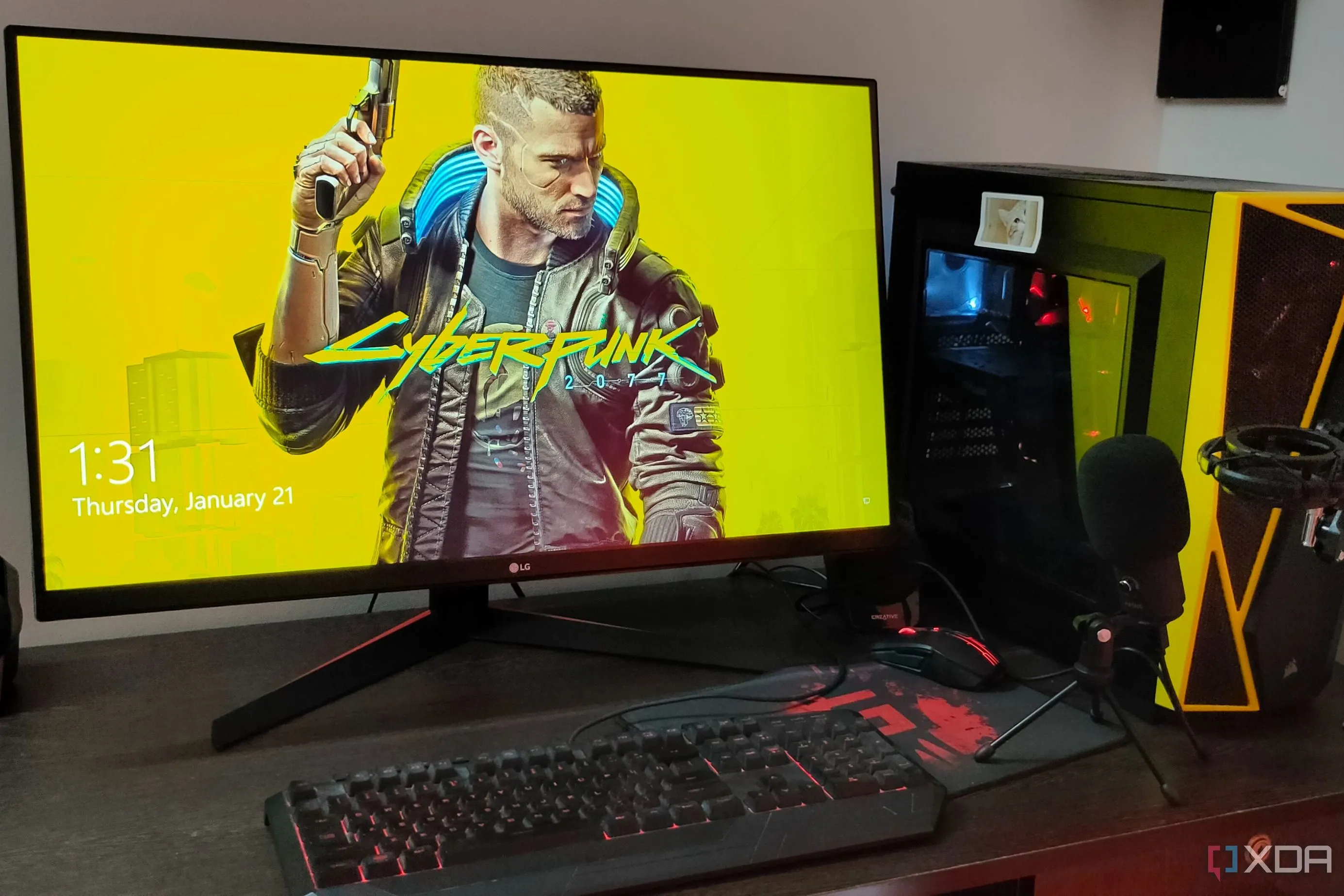 Thiết lập dàn máy tính chơi game với màn hình hiển thị hình nền Cyberpunk 2077, minh họa trải nghiệm game mượt mà.