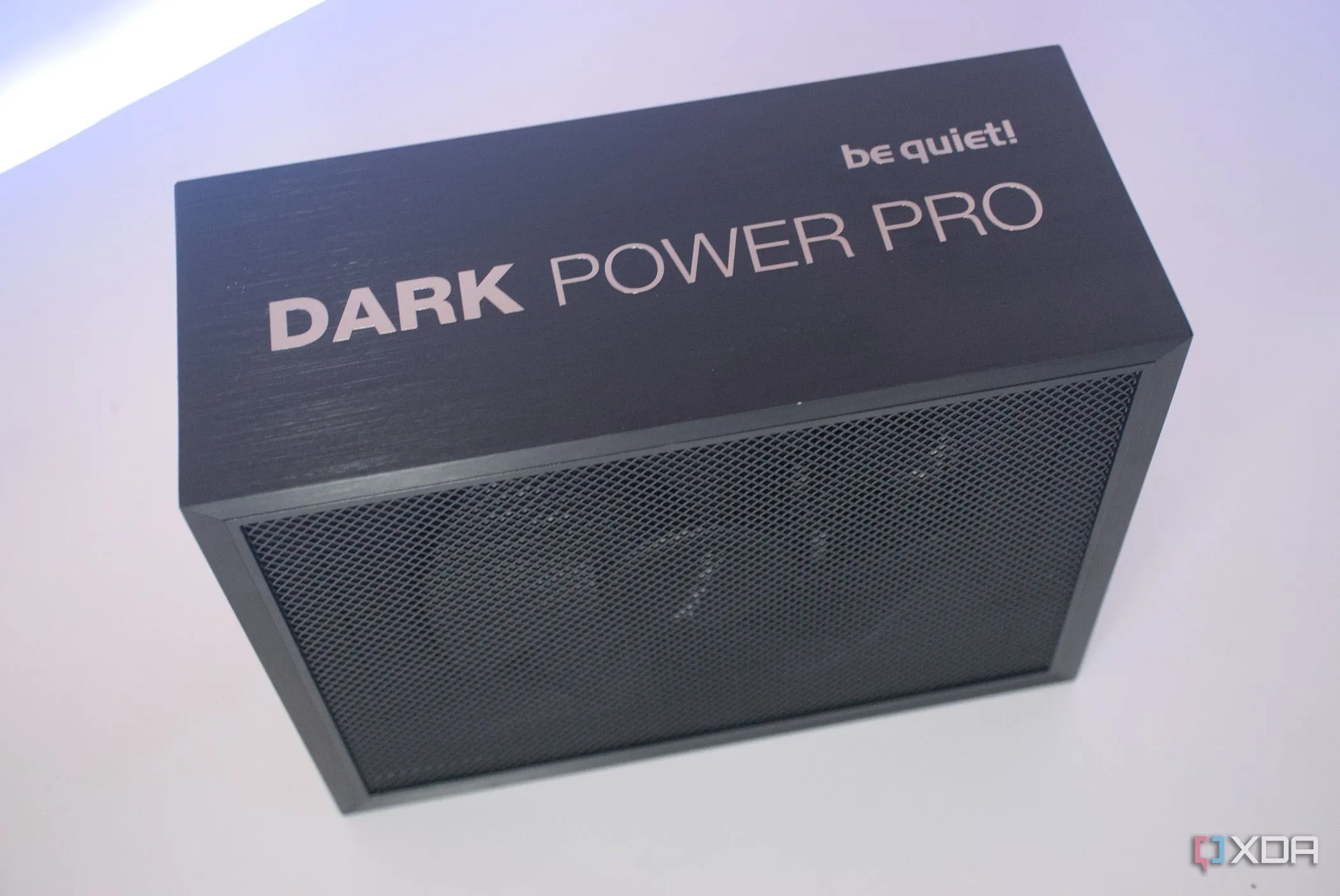 Thương hiệu be quiet! Dark Power Pro 13 trên một bộ nguồn cao cấp, biểu tượng cho sự tin cậy