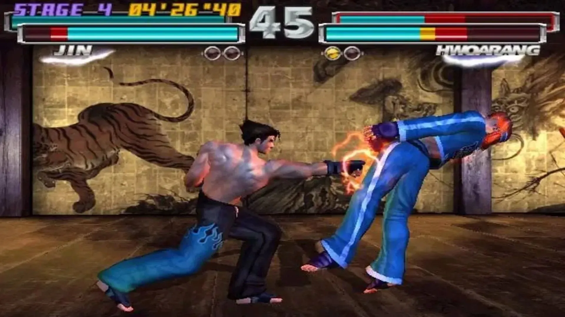 Trận đấu kịch tính giữa Jin và Hwoarang trong Tekken Tag Tournament, minh họa gameplay 3D đặc trưng.