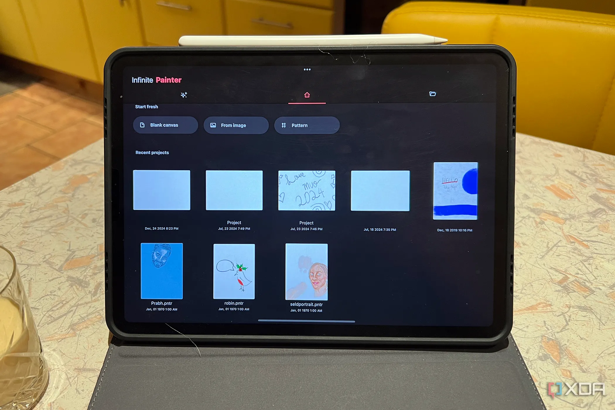 Trang chủ ứng dụng Infinite Painter trên iPad, hiển thị các tác phẩm nghệ thuật và công cụ vẽ