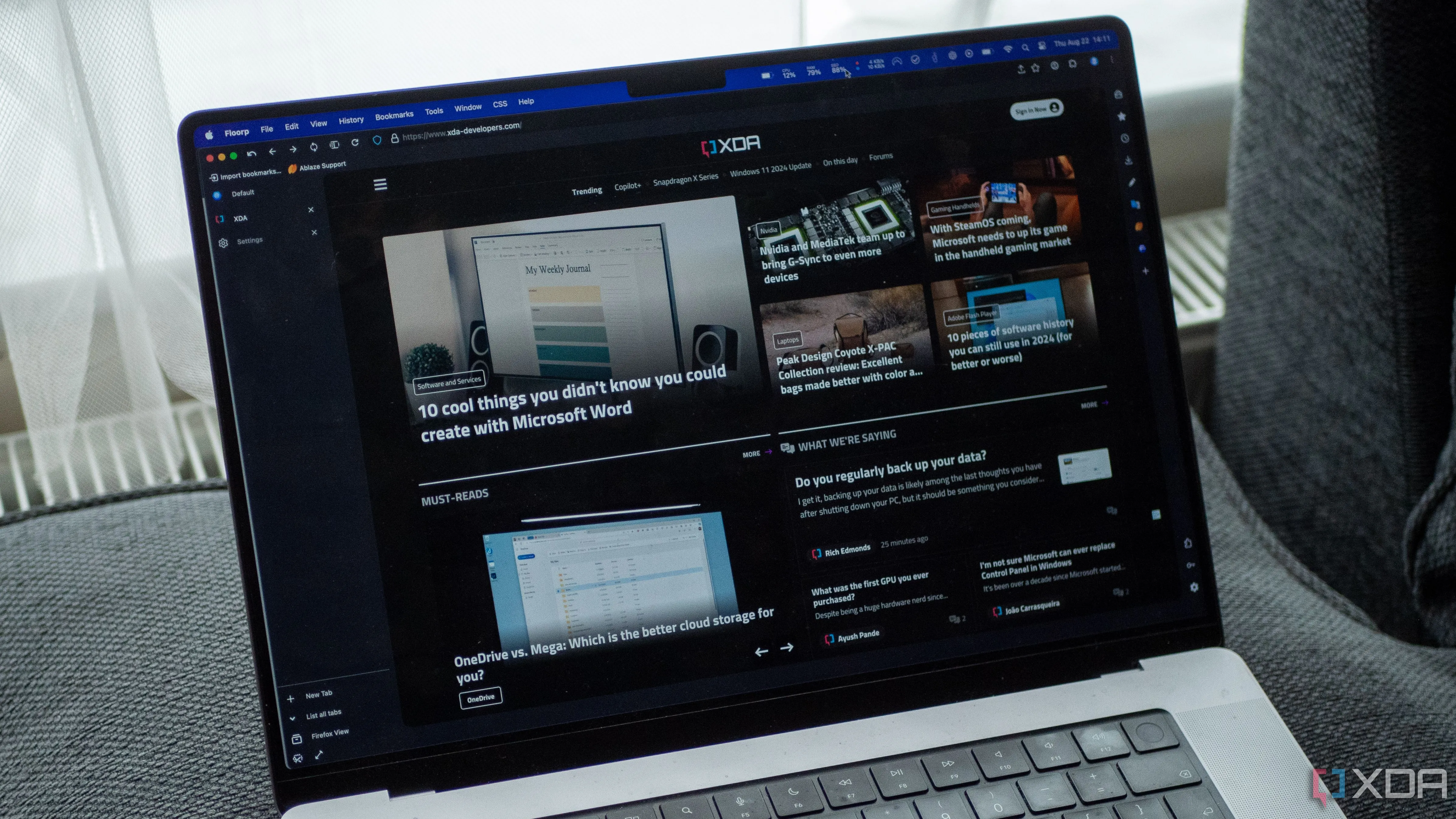 Trình duyệt Mullvad hiển thị trang web XDA Developers trên MacBook Pro, nhấn mạnh tính năng chống theo dõi và ẩn danh