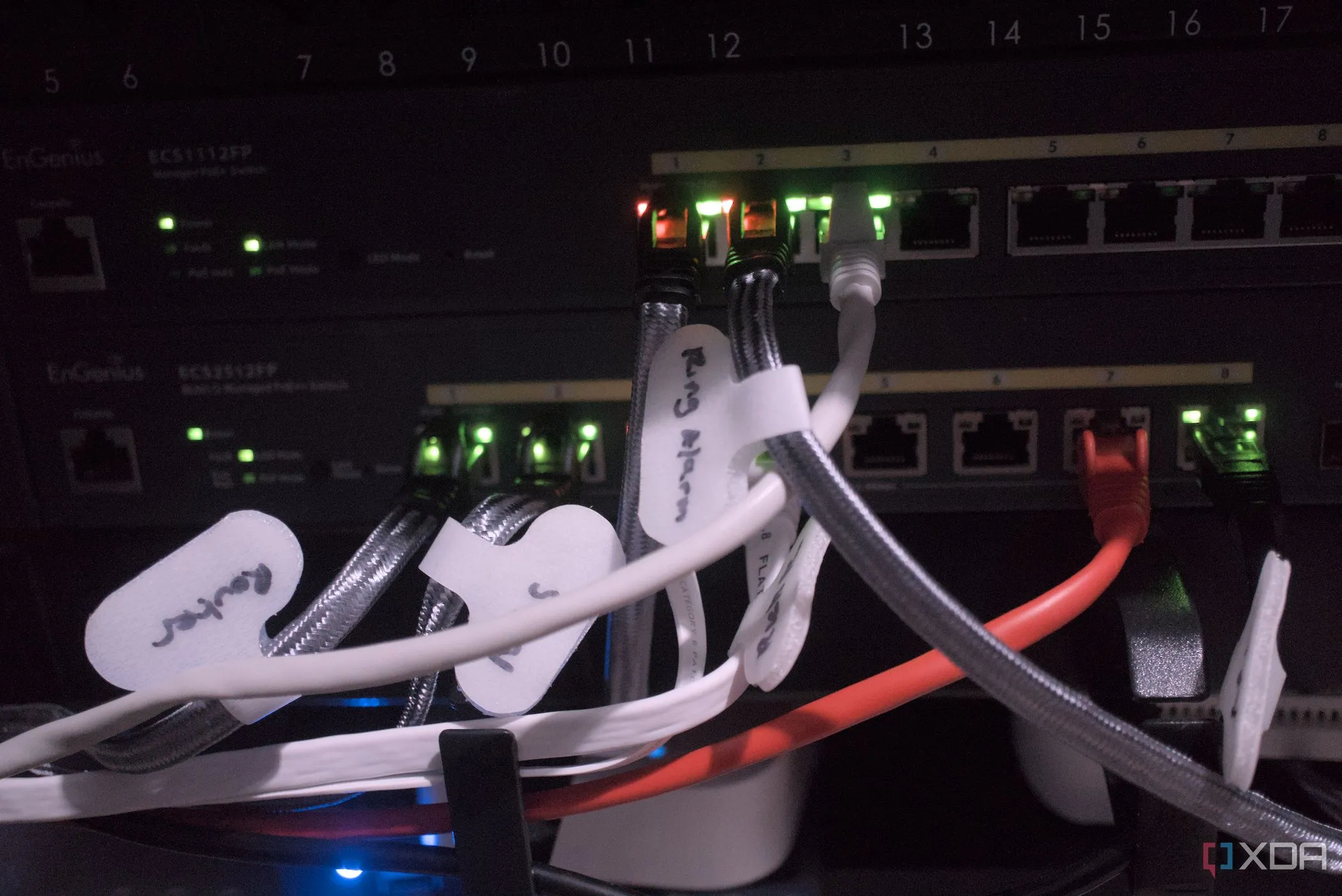 Tủ mạng với hệ thống cáp và thiết bị kết nối, tượng trưng cho hạ tầng home lab được bảo mật chắc chắn