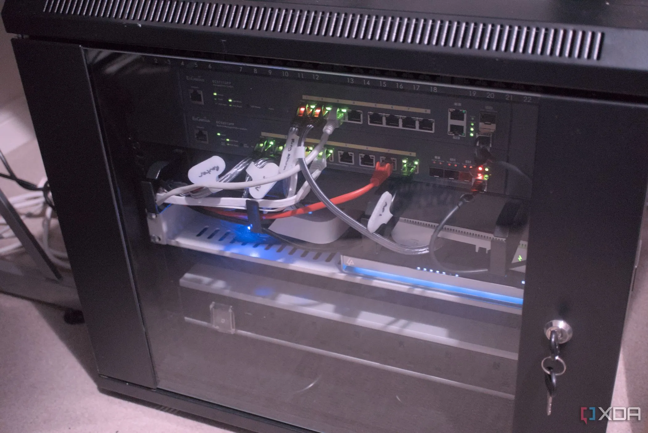 Tủ rack chứa thiết bị mạng và tường lửa cứng, minh họa hệ thống an ninh mạng