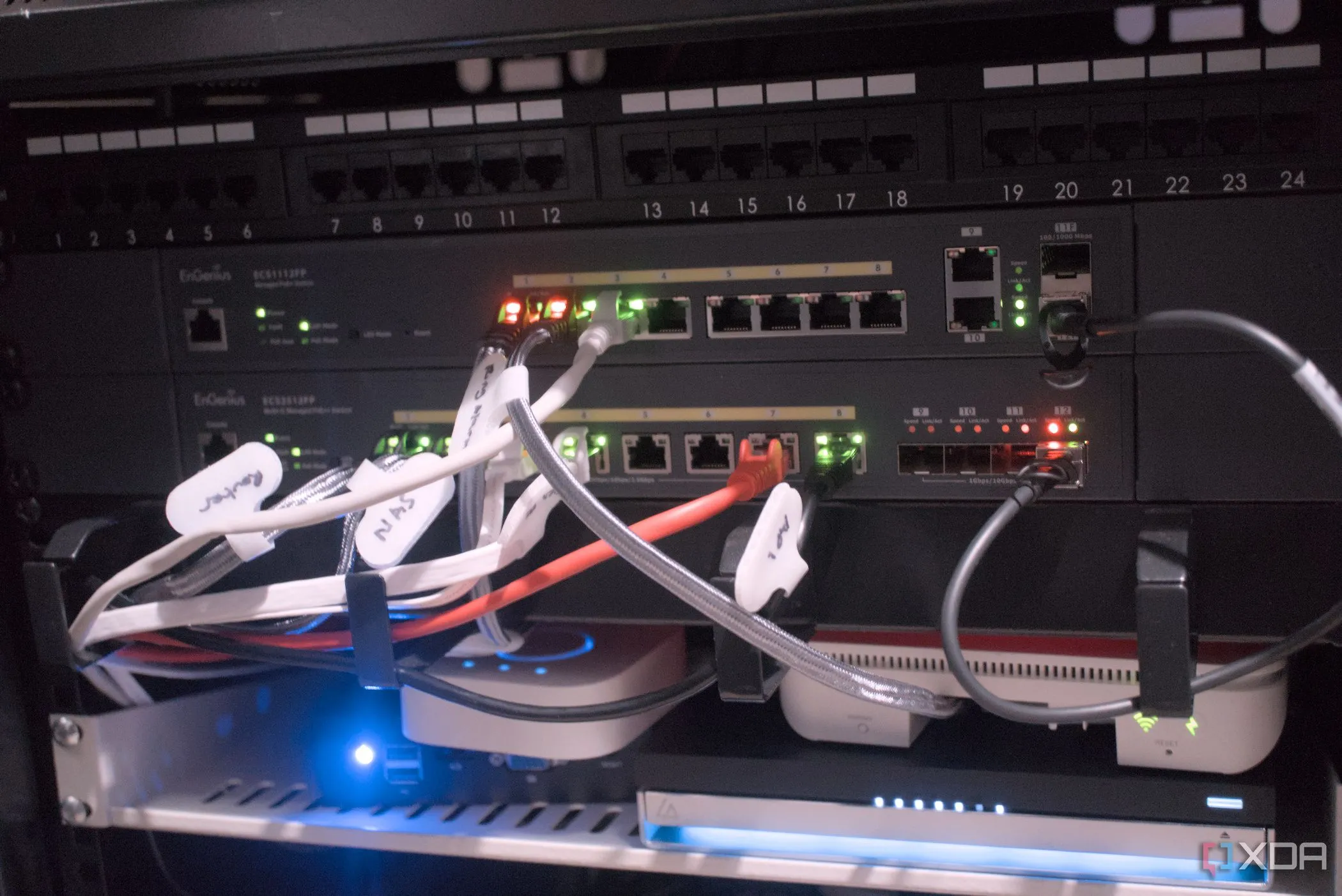 Tủ rack mạng chứa nhiều switch, thể hiện đa dạng tùy chọn kết nối và quy mô hệ thống