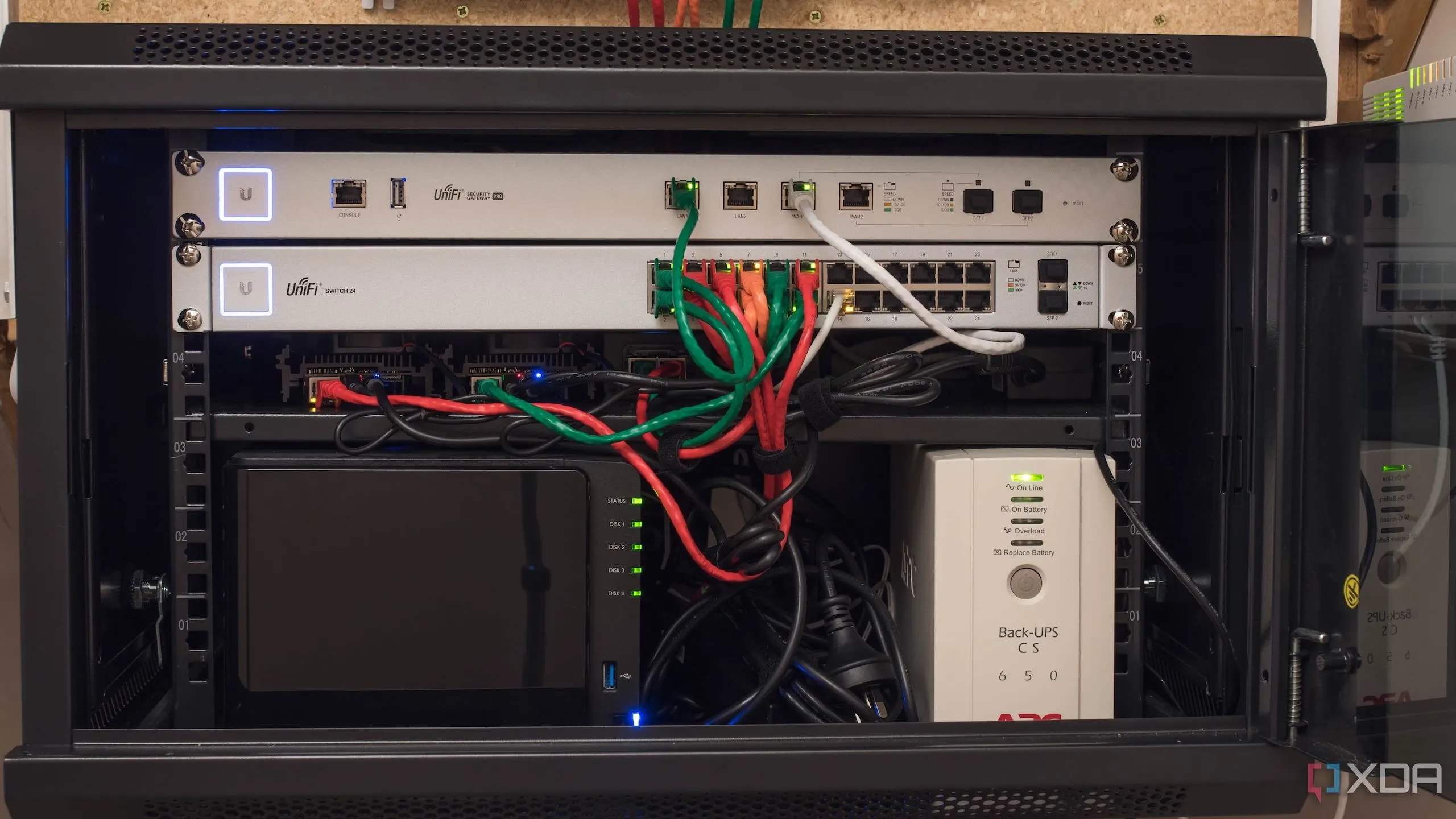 Tủ server trong phòng lab tại gia (home lab), thể hiện hạ tầng tự host.