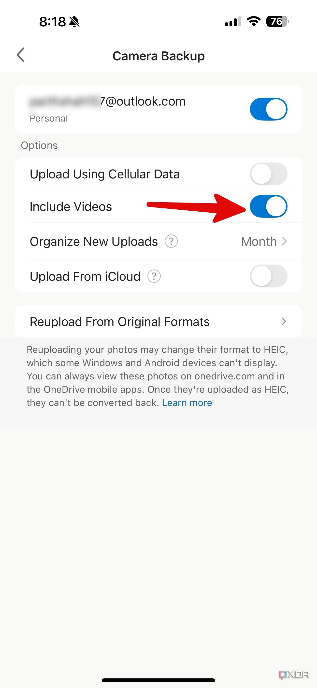 Tùy chọn tắt &quot;Bao gồm video&quot; (Include Videos) trong cài đặt sao lưu camera của OneDrive trên điện thoại, giúp tiết kiệm dung lượng