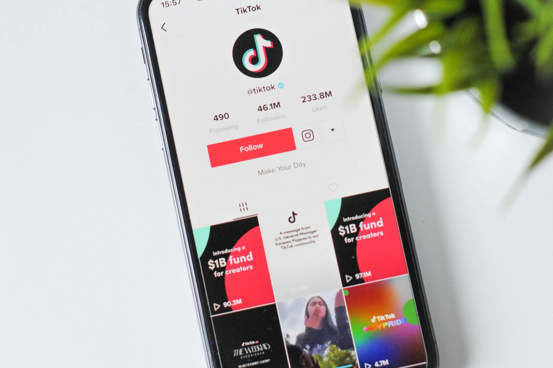 Ứng dụng TikTok trên màn hình điện thoại, thường chứa các video ngắn