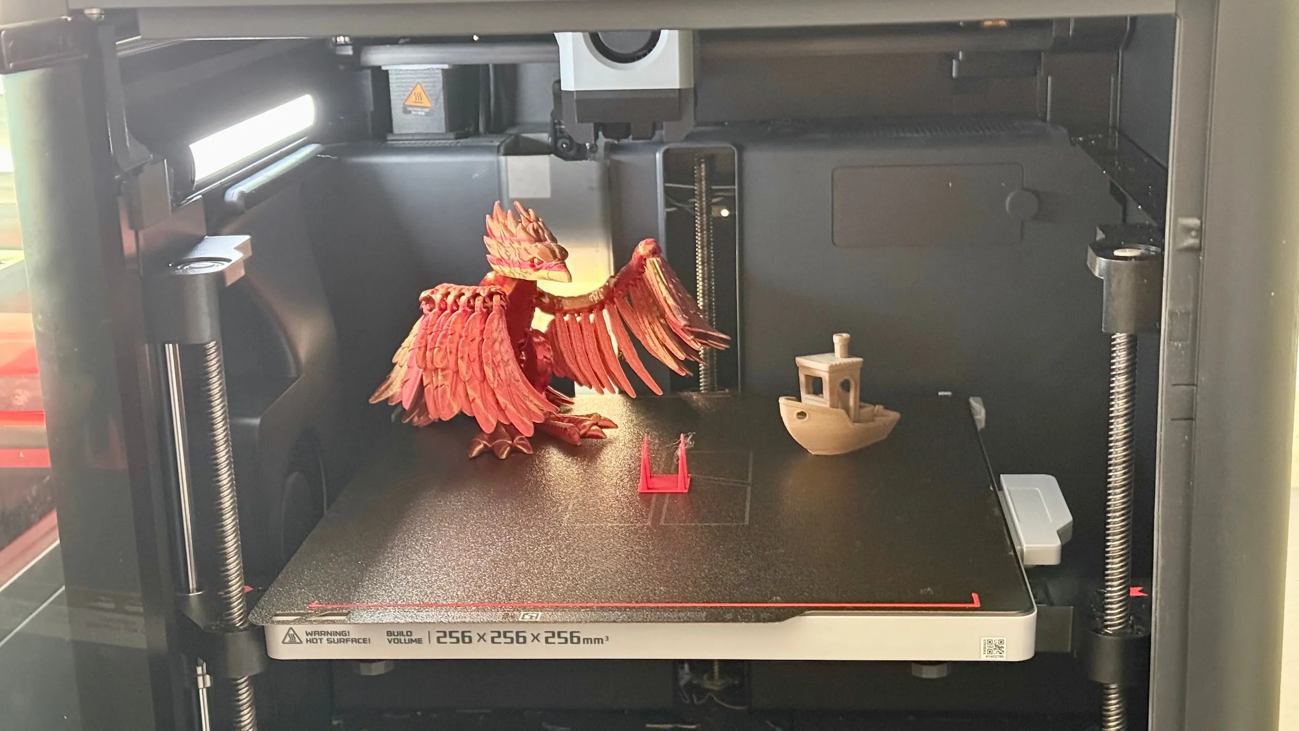 Vật thể in 3D bị lỗi stringing (tua rua), thường gặp khi nhiệt độ in không tối ưu hoặc vật liệu PLA có điểm nóng chảy thấp