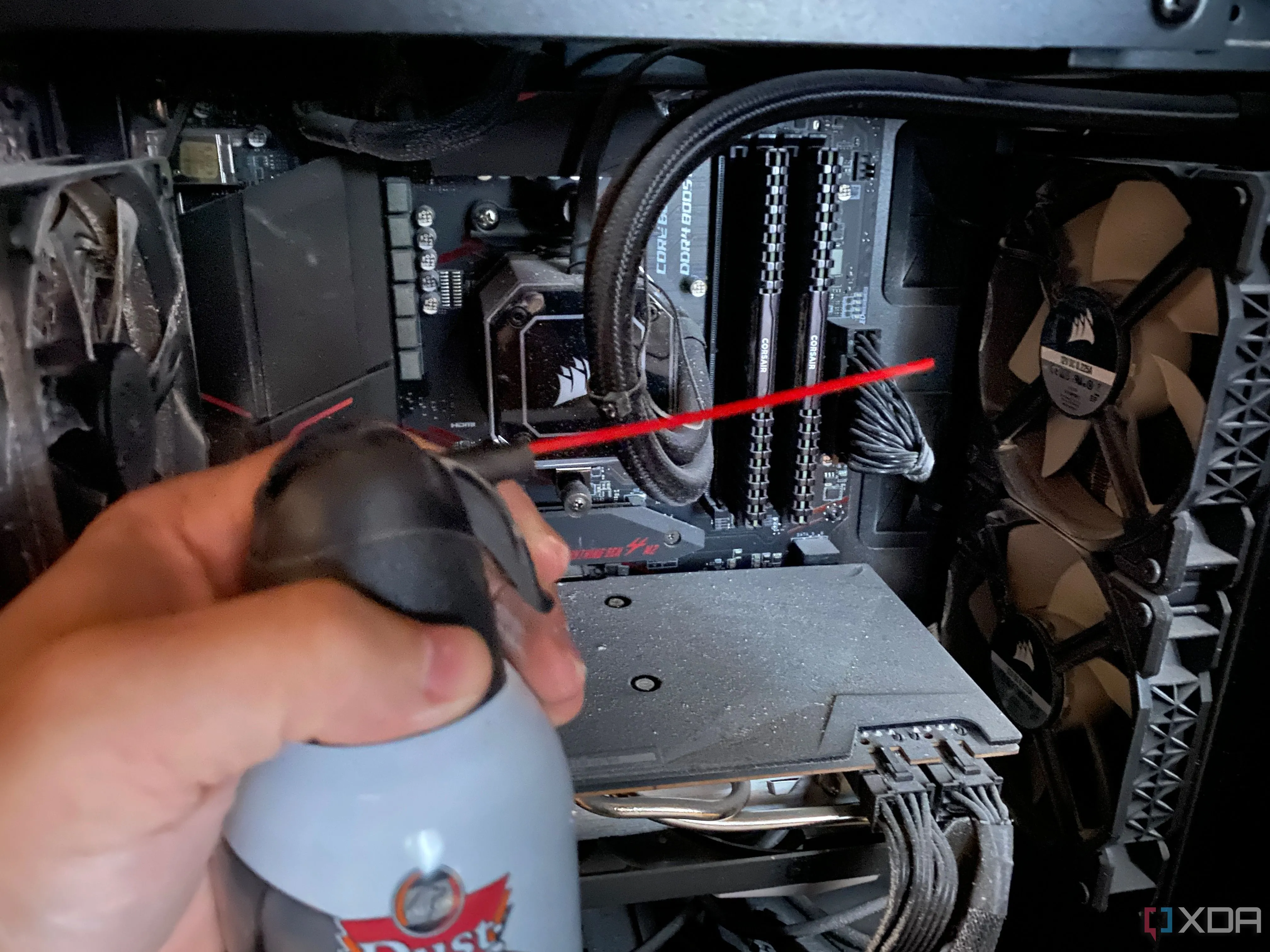 Vệ sinh case máy tính cũ bằng khí nén để loại bỏ bụi bẩn, giúp cải thiện luồng khí và tản nhiệt, từ đó tăng hiệu suất chơi game