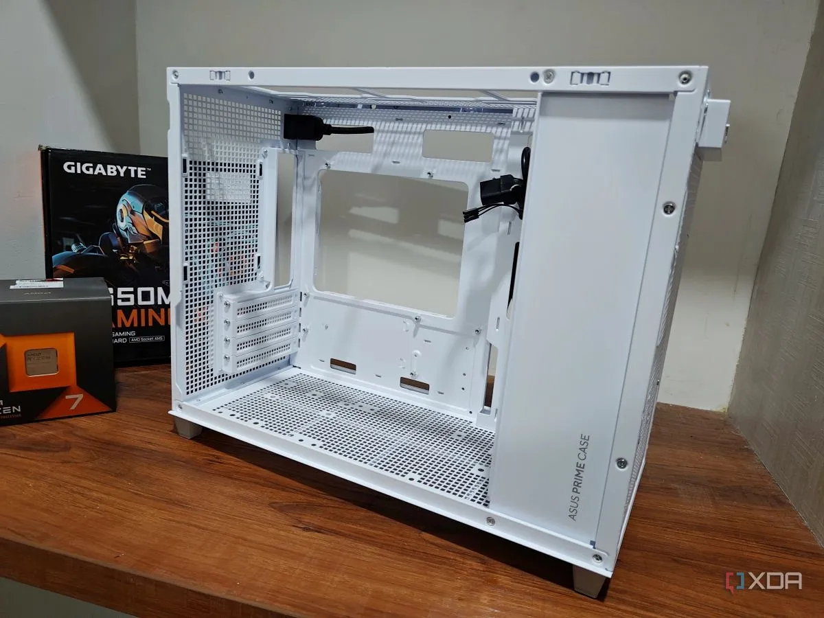 Vỏ case Asus Prime AP201 SFF đã tháo rời, cho thấy không gian bên trong để lắp linh kiện