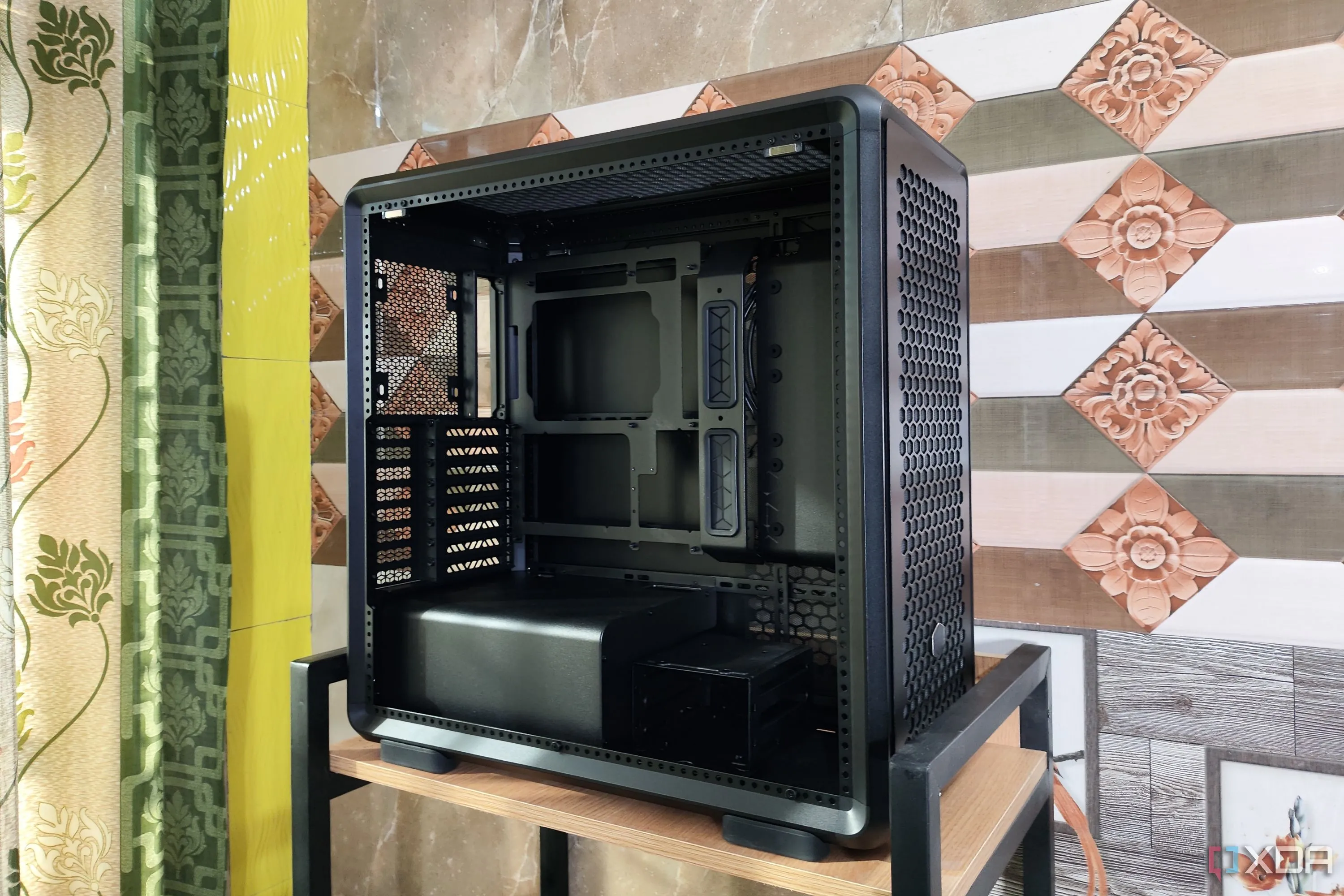 Vỏ case Cooler Master MasterFrame 600 mở rộng, minh họa không gian rộng rãi để dễ dàng lắp ráp và nâng cấp linh kiện PC