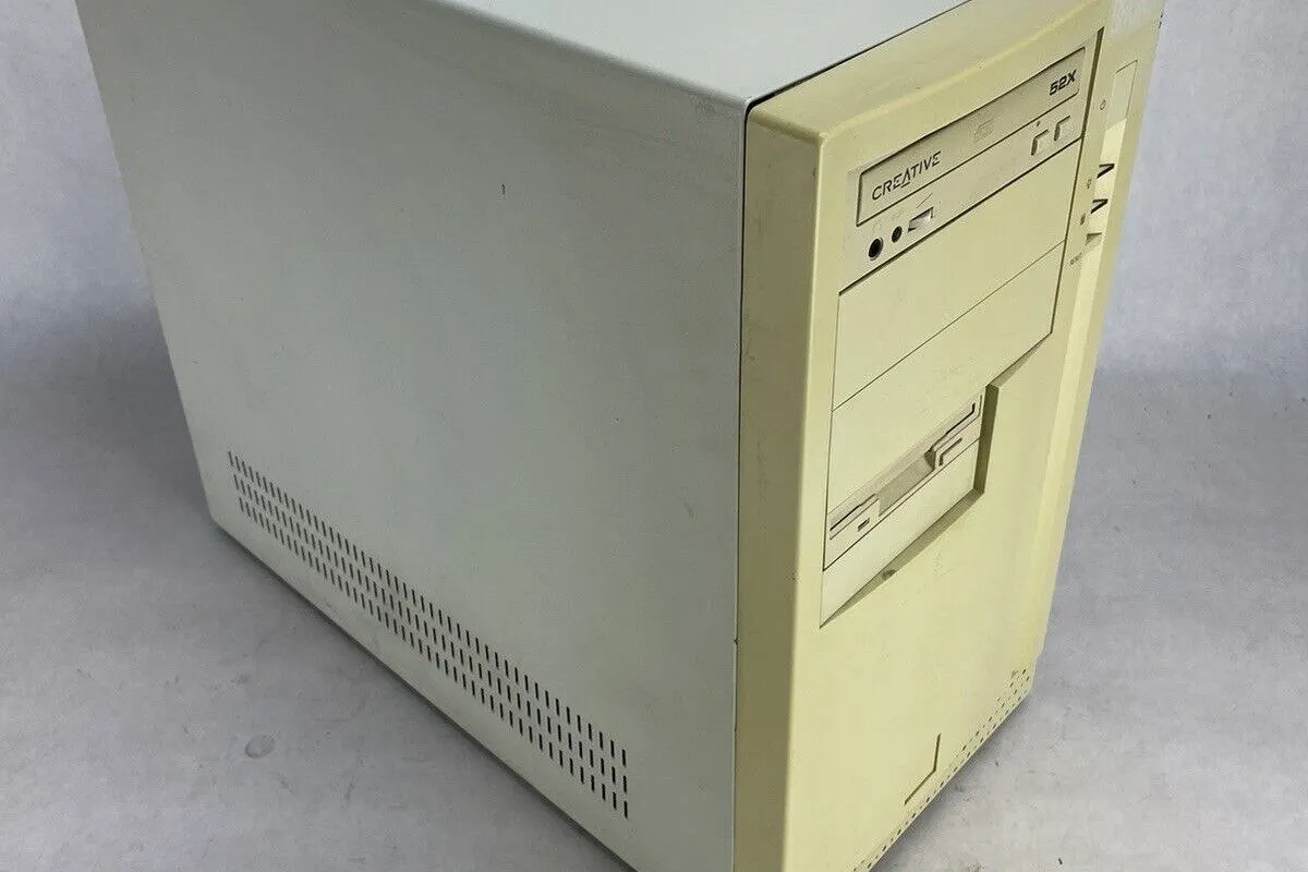 Vỏ case máy tính cổ điển màu trắng từ những năm 2000, biểu tượng của PC cũ