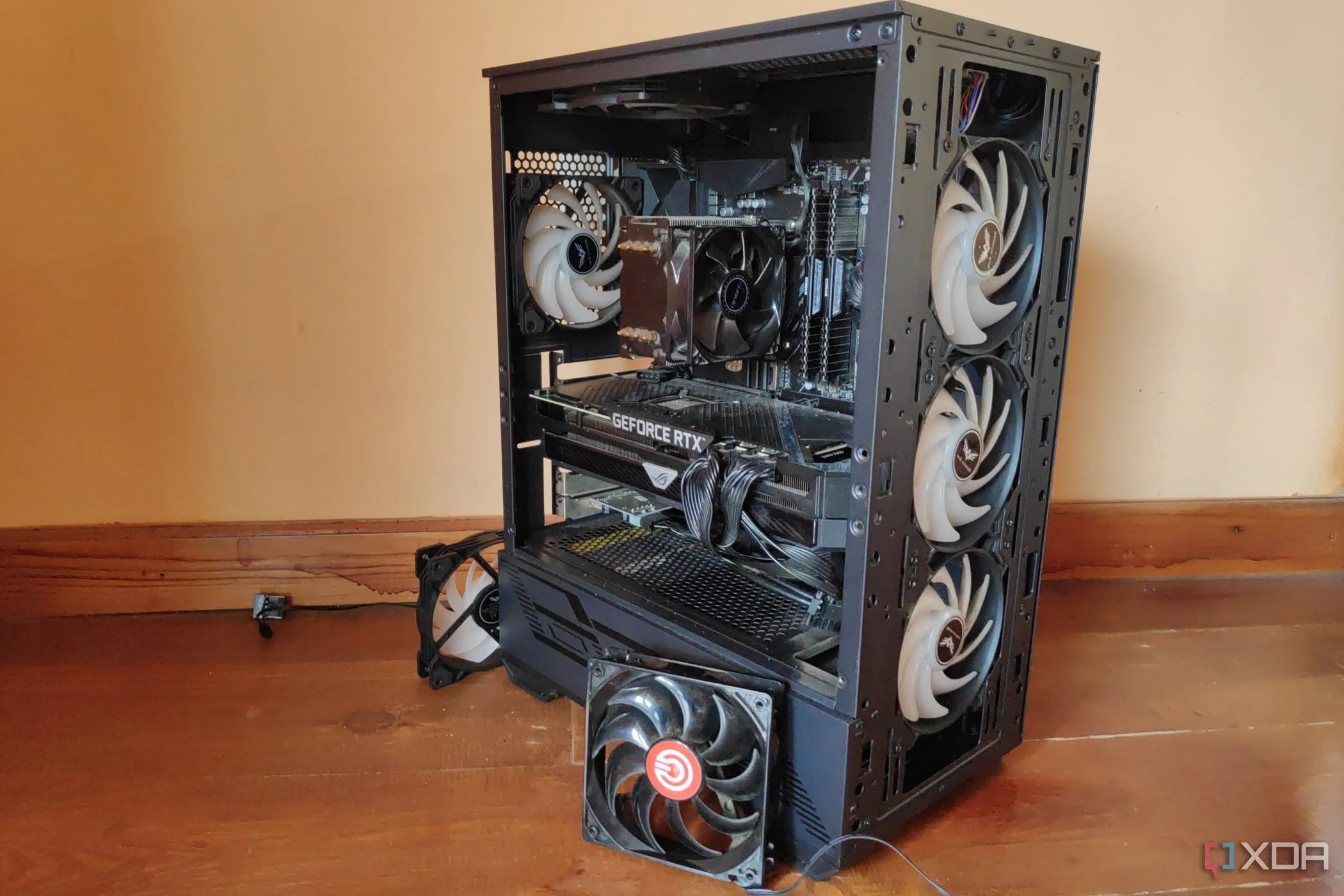 Vỏ case MSI Forge 110R cùng hai quạt tản nhiệt bổ sung, minh họa cho việc tối ưu luồng không khí PC