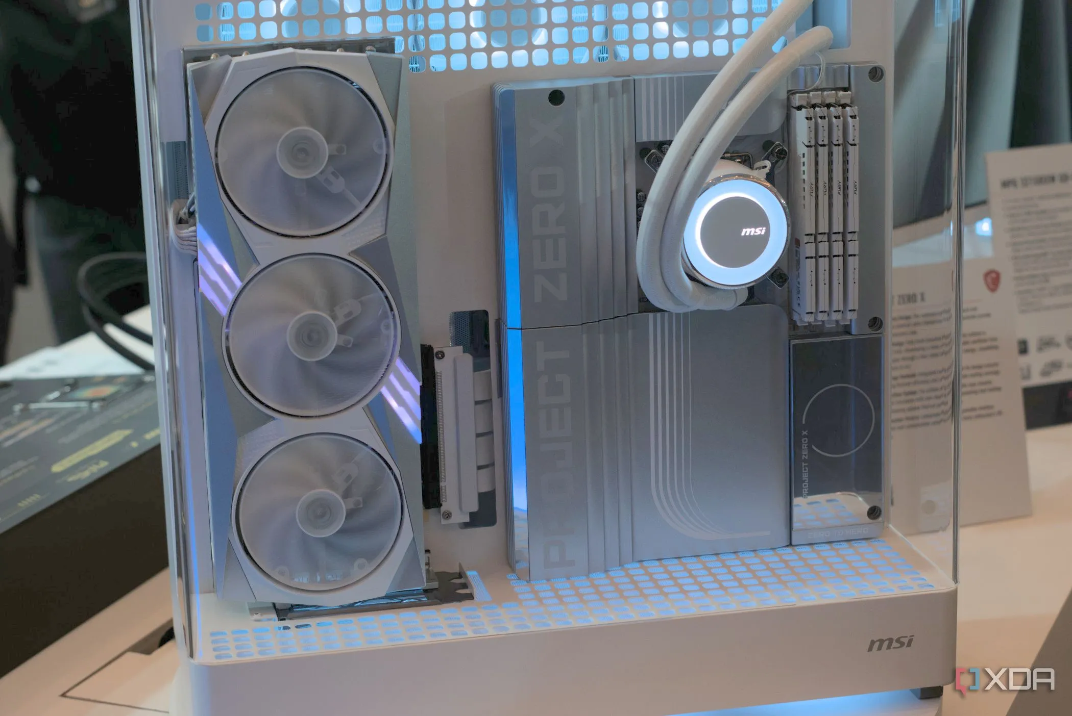 Vỏ case MSI Project Zero X tại CES 2025, trình diễn công nghệ giấu dây cáp đột phá cho một chiếc PC siêu gọn gàng và thẩm mỹ.