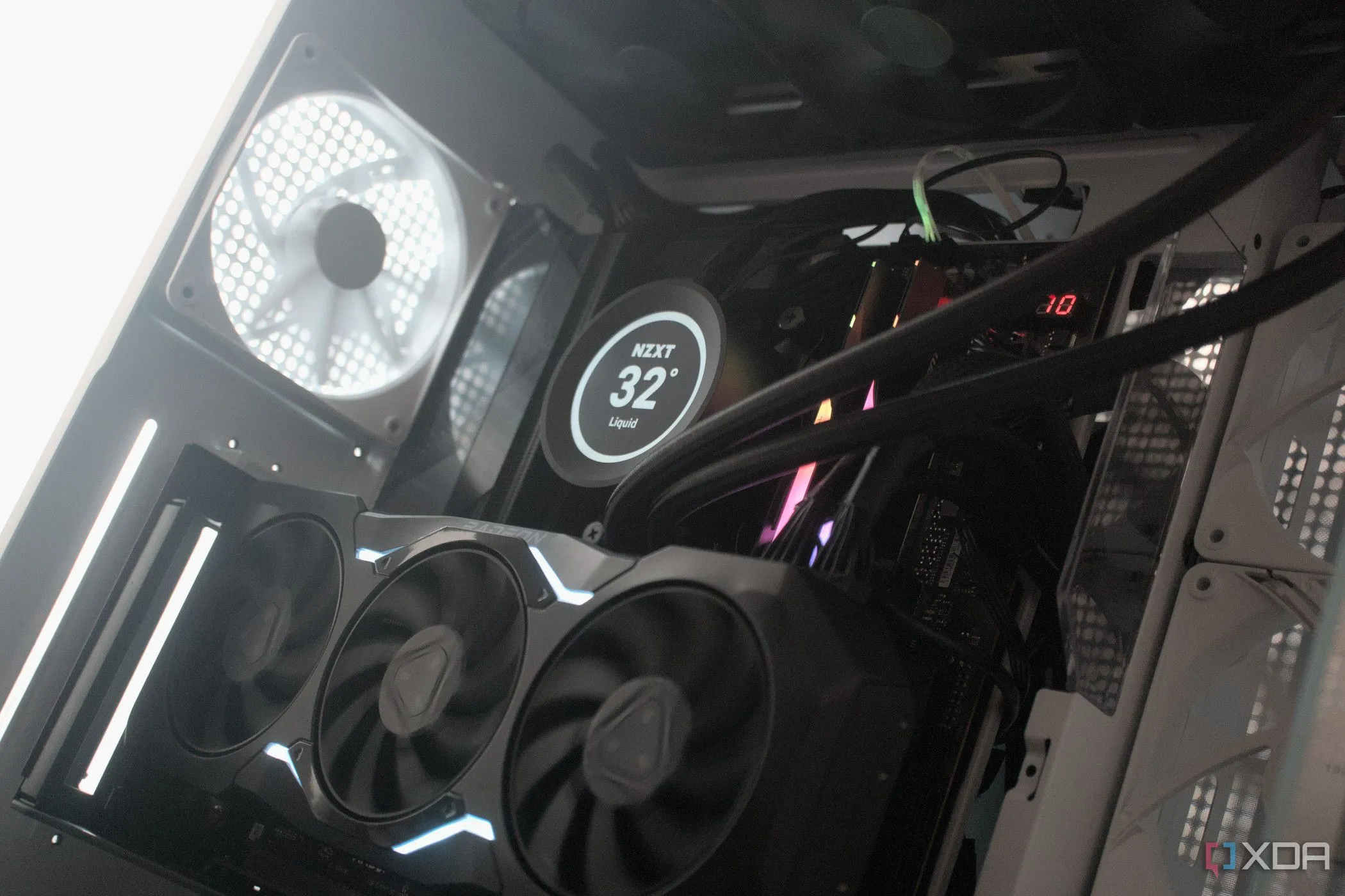 Vỏ case NZXT H9 Flow đang được lắp ráp