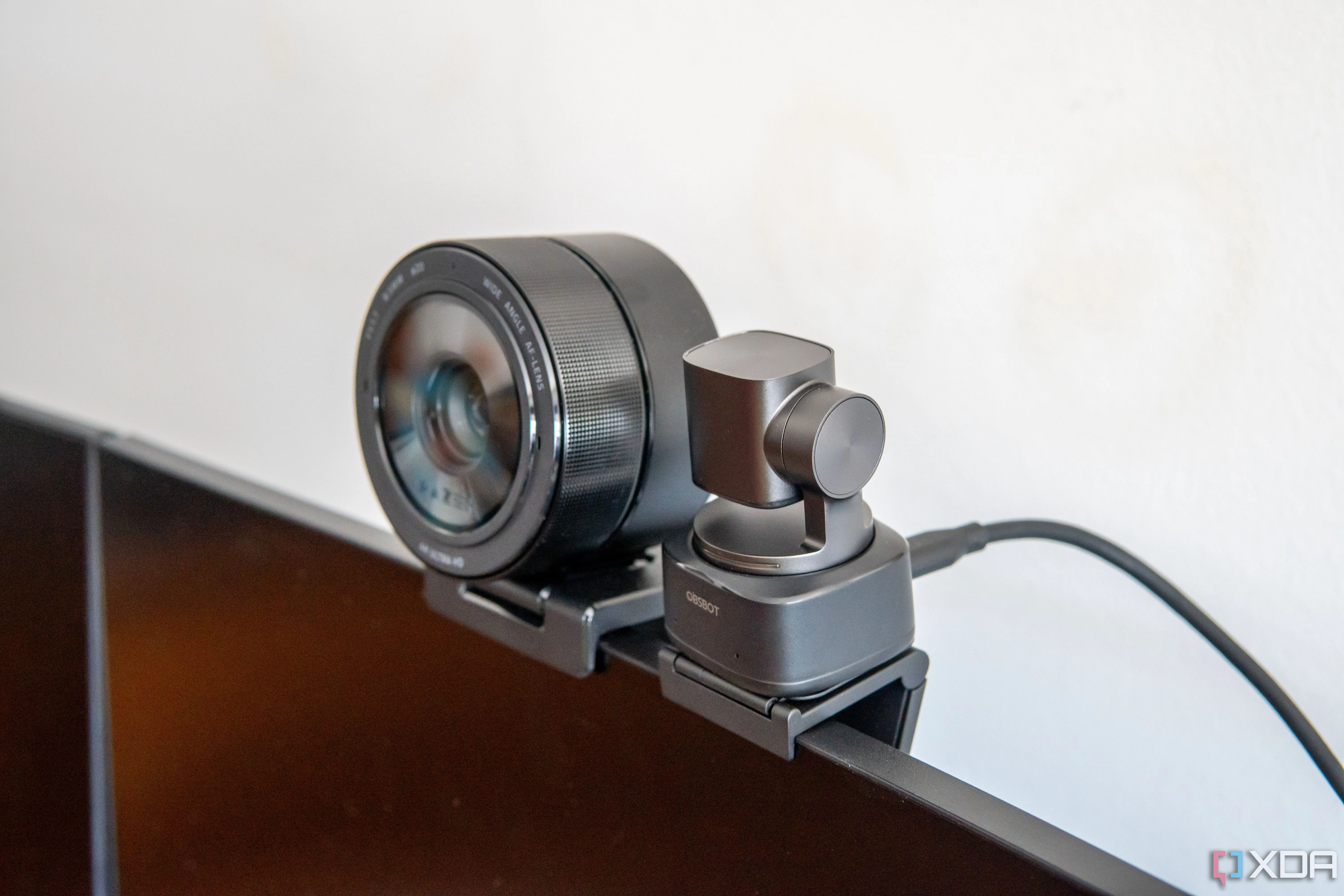 Webcam Obsbot Tiny 2 và Razer Kiyo Pro Ultra, thiết bị quan trọng giúp cải thiện chất lượng hình ảnh và âm thanh trong các cuộc gọi video