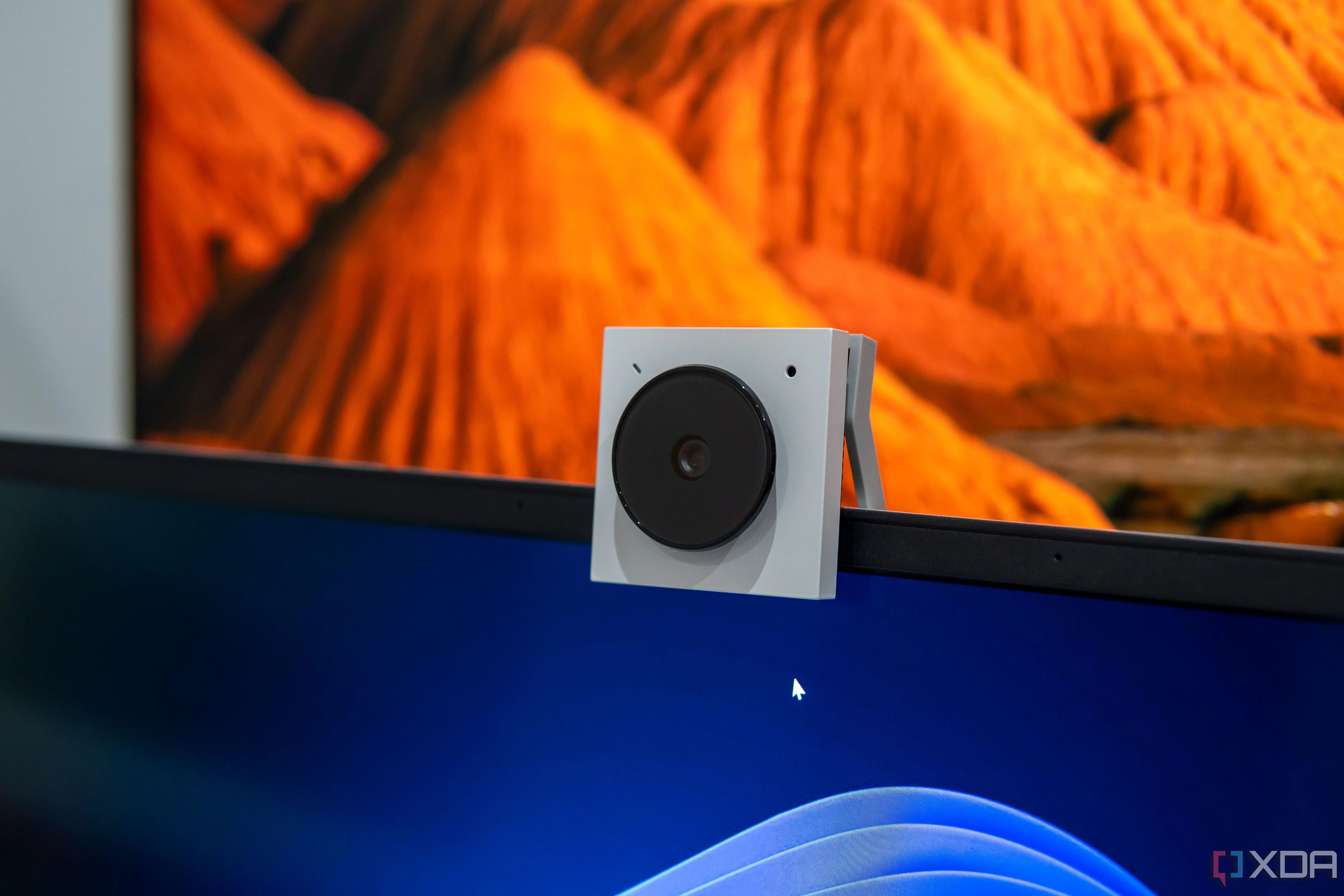 Webcam Opal Tadpole gắn trên laptop, liên quan đến tùy chỉnh khung hình bằng OBS
