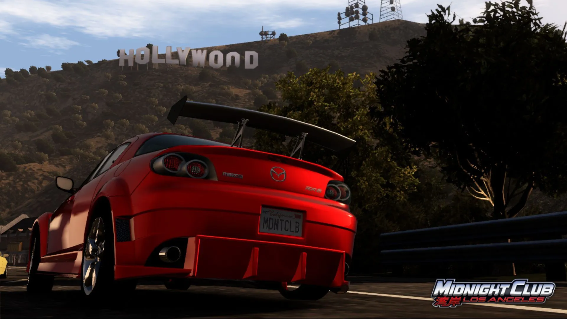 Xe Mazda màu cam trong game Midnight Club Los Angeles, thể hiện tinh thần đua xe đường phố.